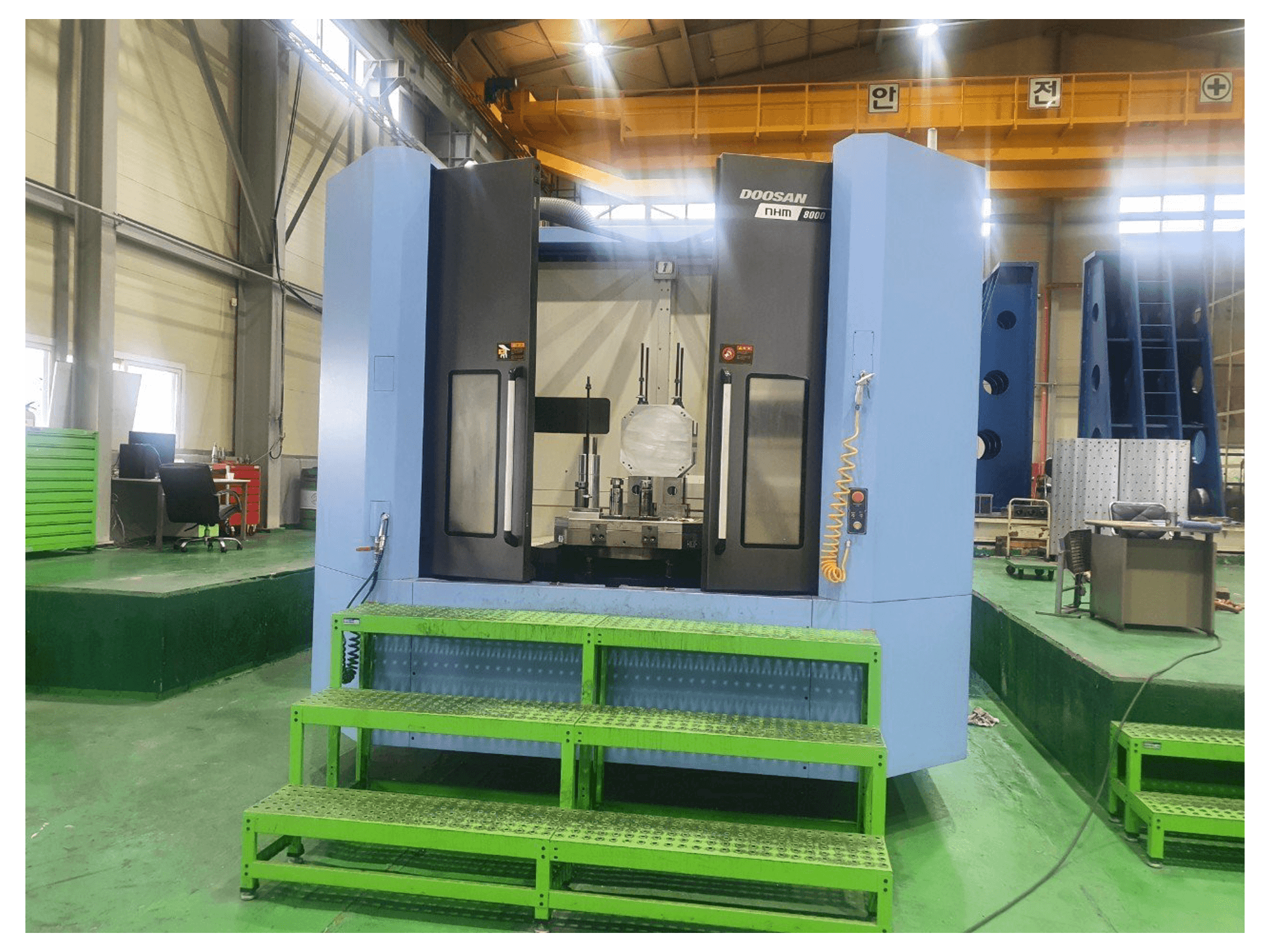 Widok z przodu maszyny Doosan NHM8000