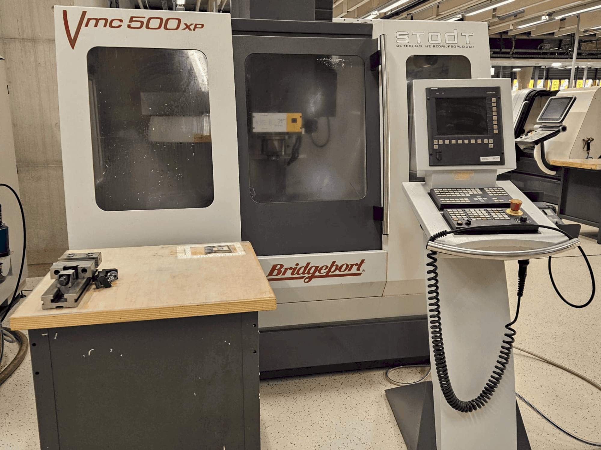 Widok z przodu maszyny Bridgeport VMC 500XP