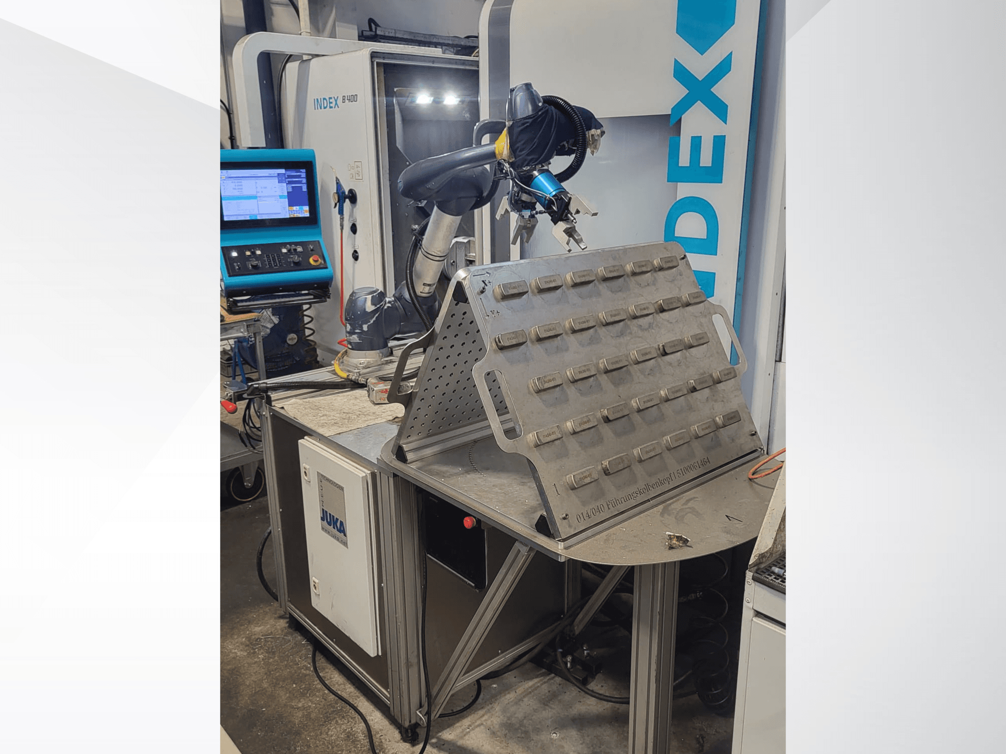 Robot współpracujący DOOSAN M1013 w widoku z przodu, umieszczony w pobliżu stołu roboczego z uchwytem narzędziowym i panelem sterowania.