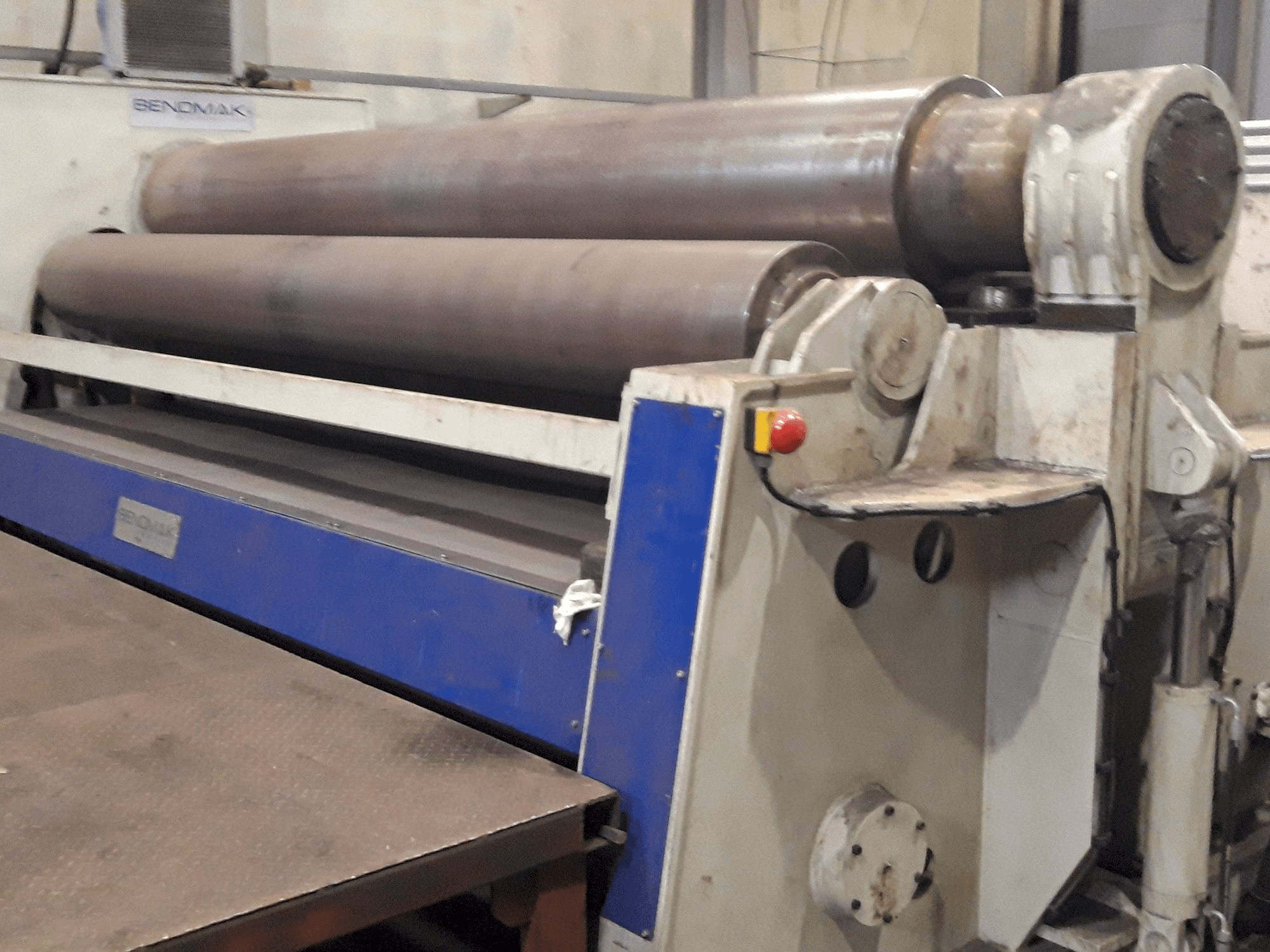 Widok z przodu maszyny BENDMAK CY4R-HHS 450-35/33-4