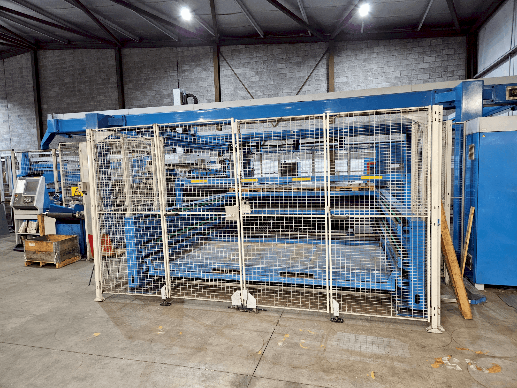 Widok z przodu maszyny Finn-Power LSR6/LC6