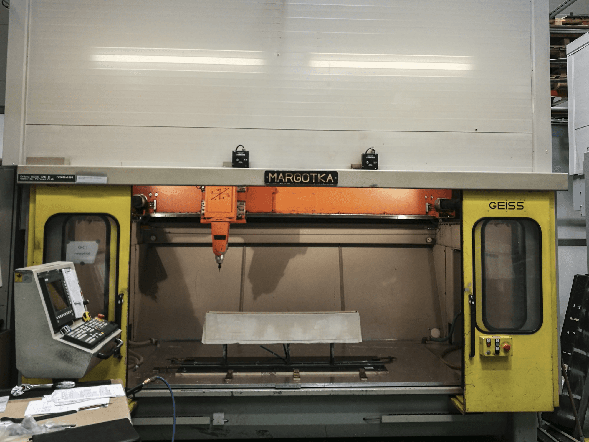 Widok z przodu maszyny GEISS FZ 2000x1000