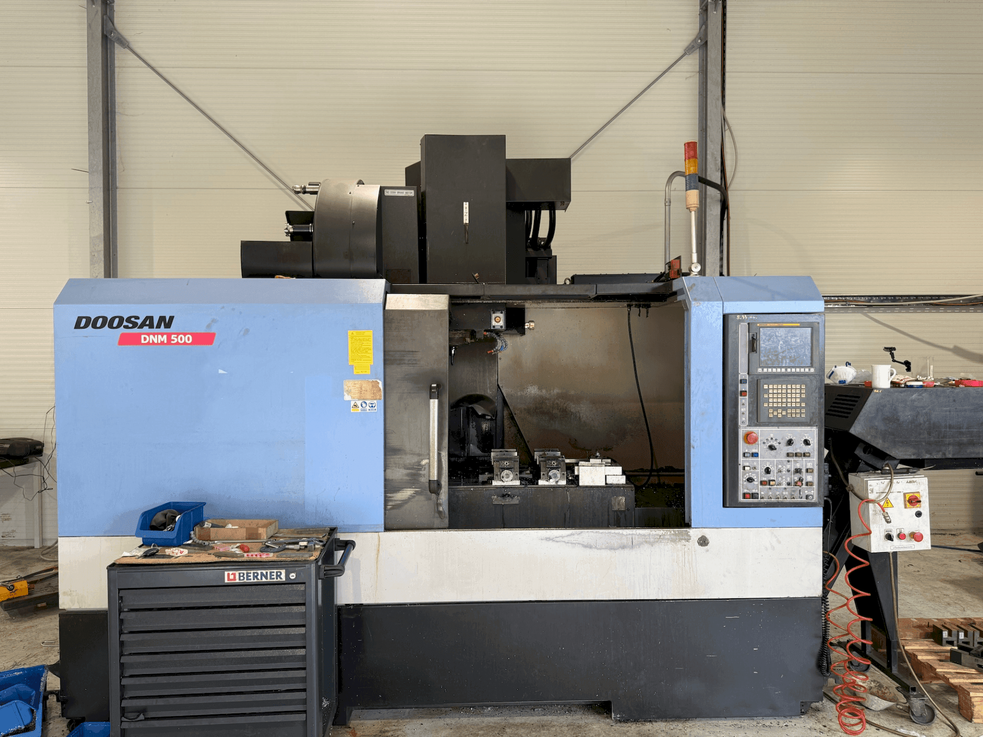 Widok z przodu maszyny DOOSAN DNM 500