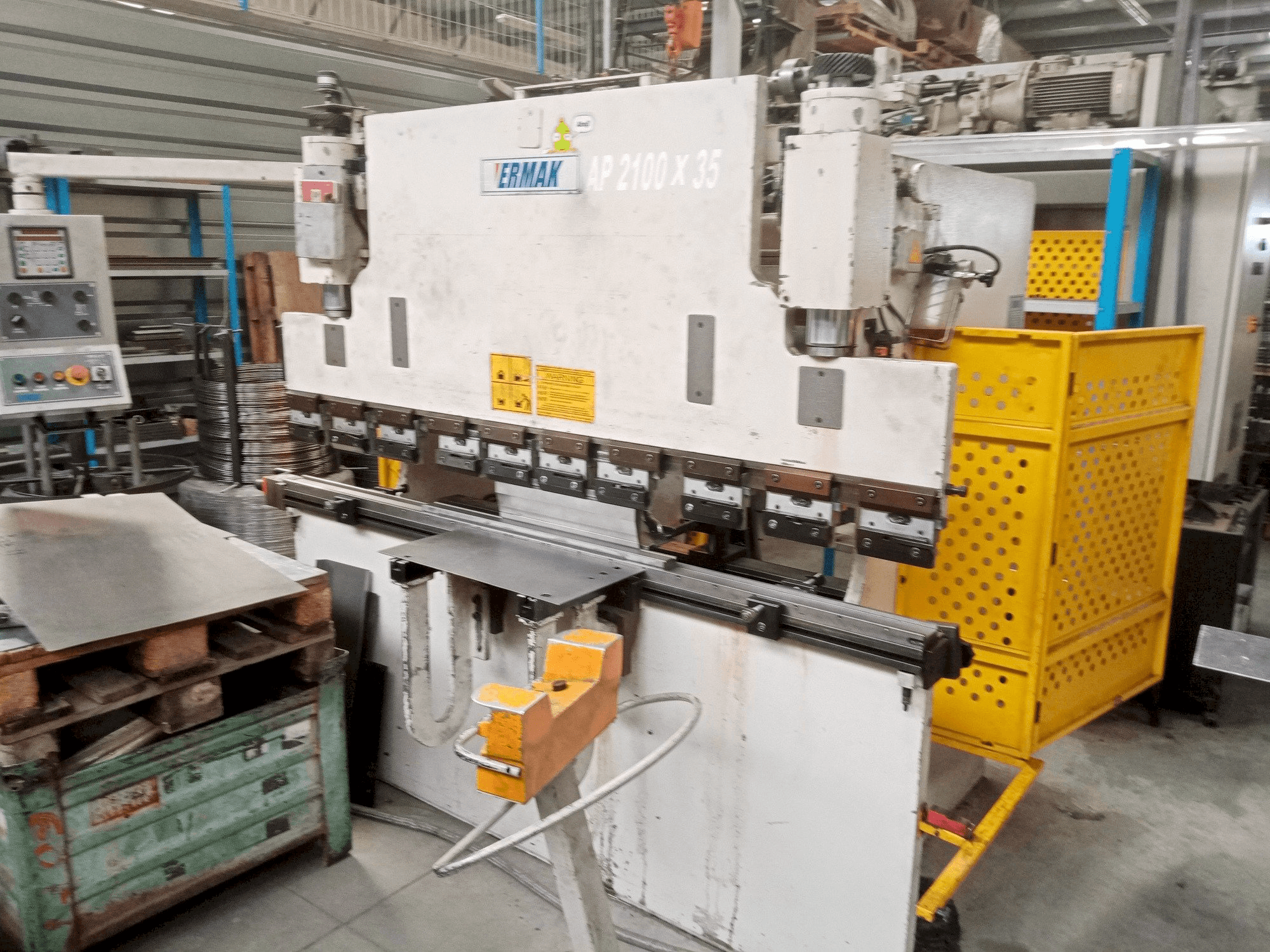 Widok z przodu maszyny ERMAKSAN AP 2100-35