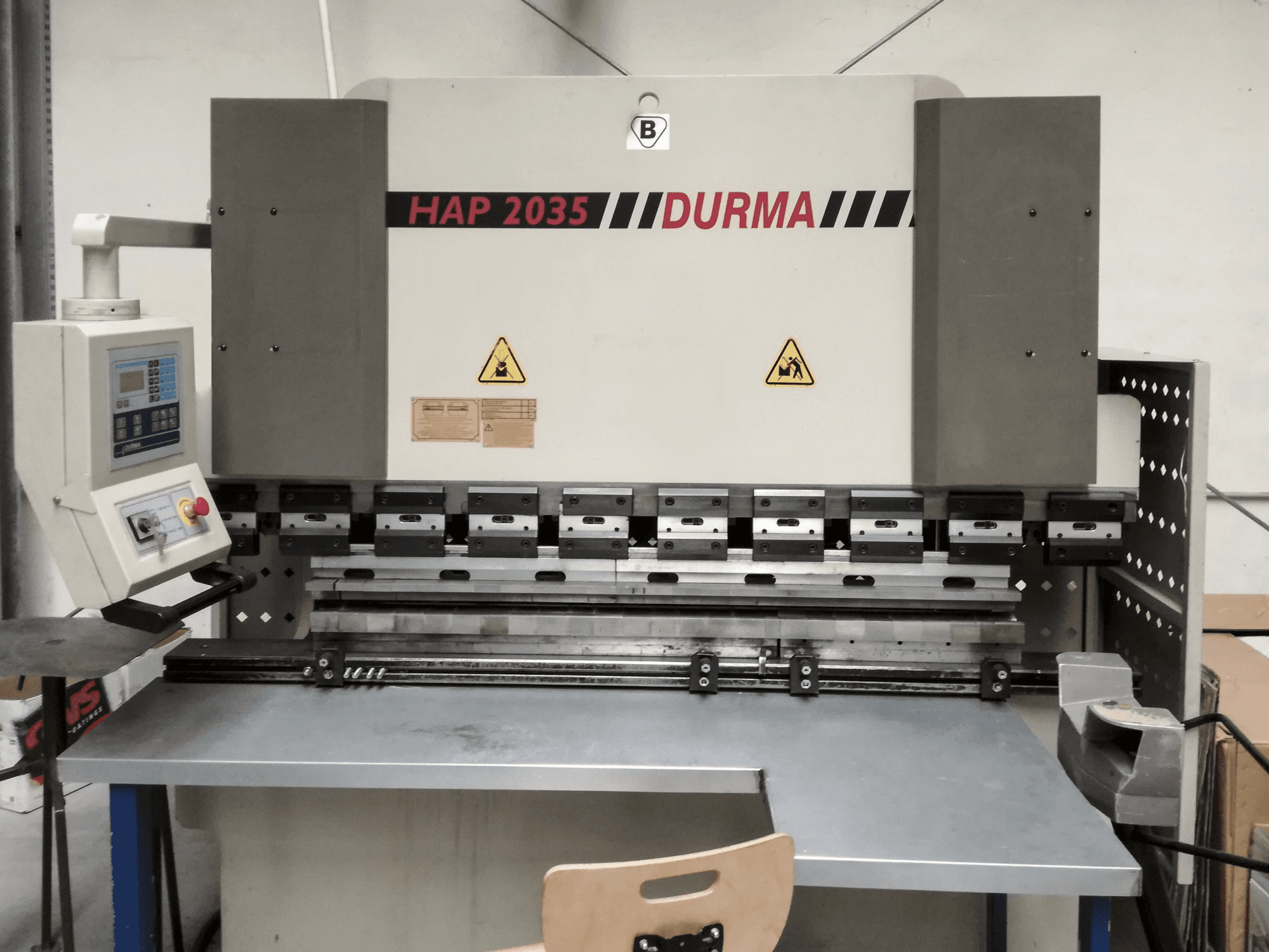 Widok z przodu maszyny Durma HAP 2035