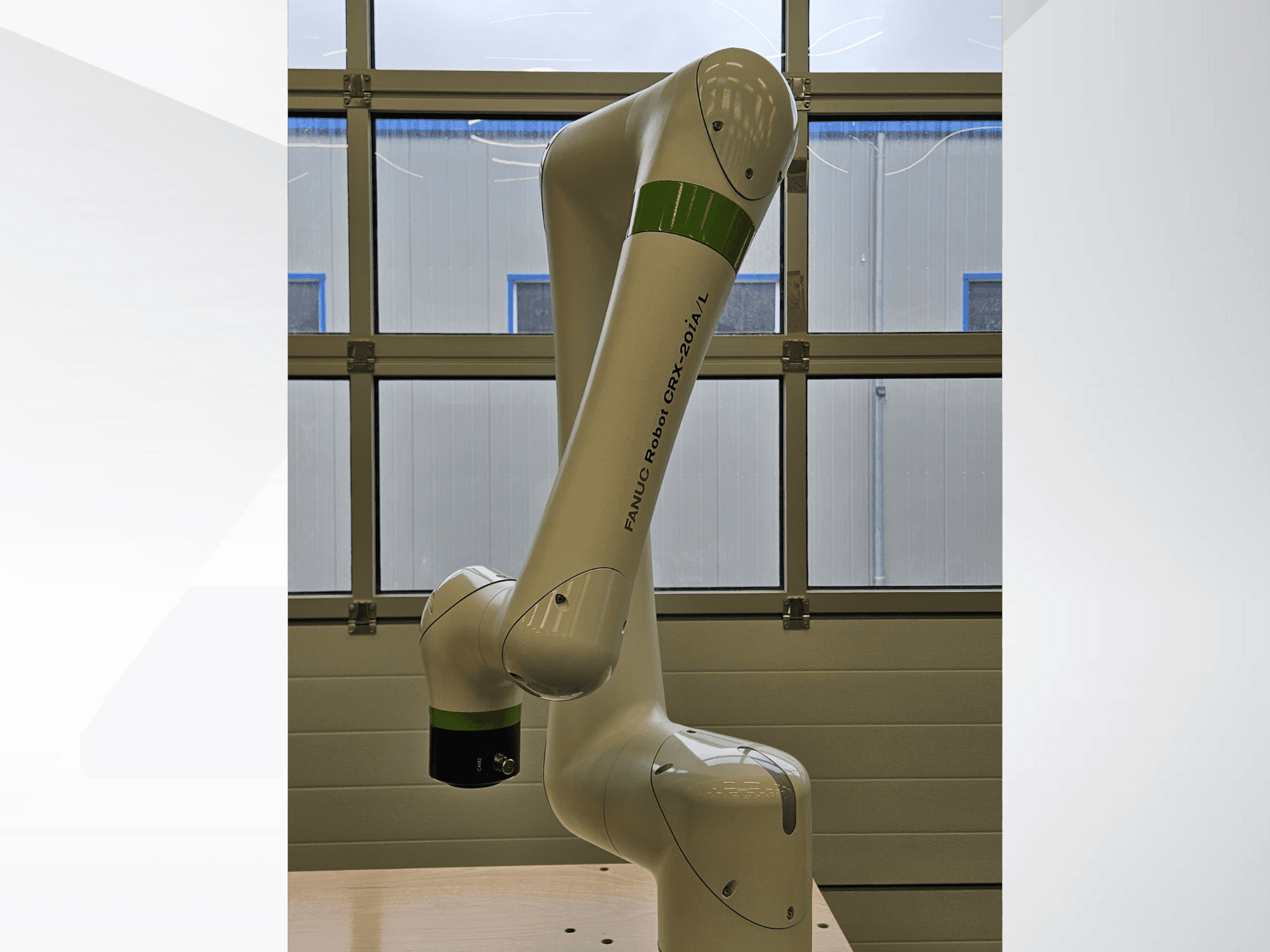 FRANKA ROBOT CRX-20A/L, widok z boku, z przegubowym ramieniem i zielono-czarnym chwytakiem.