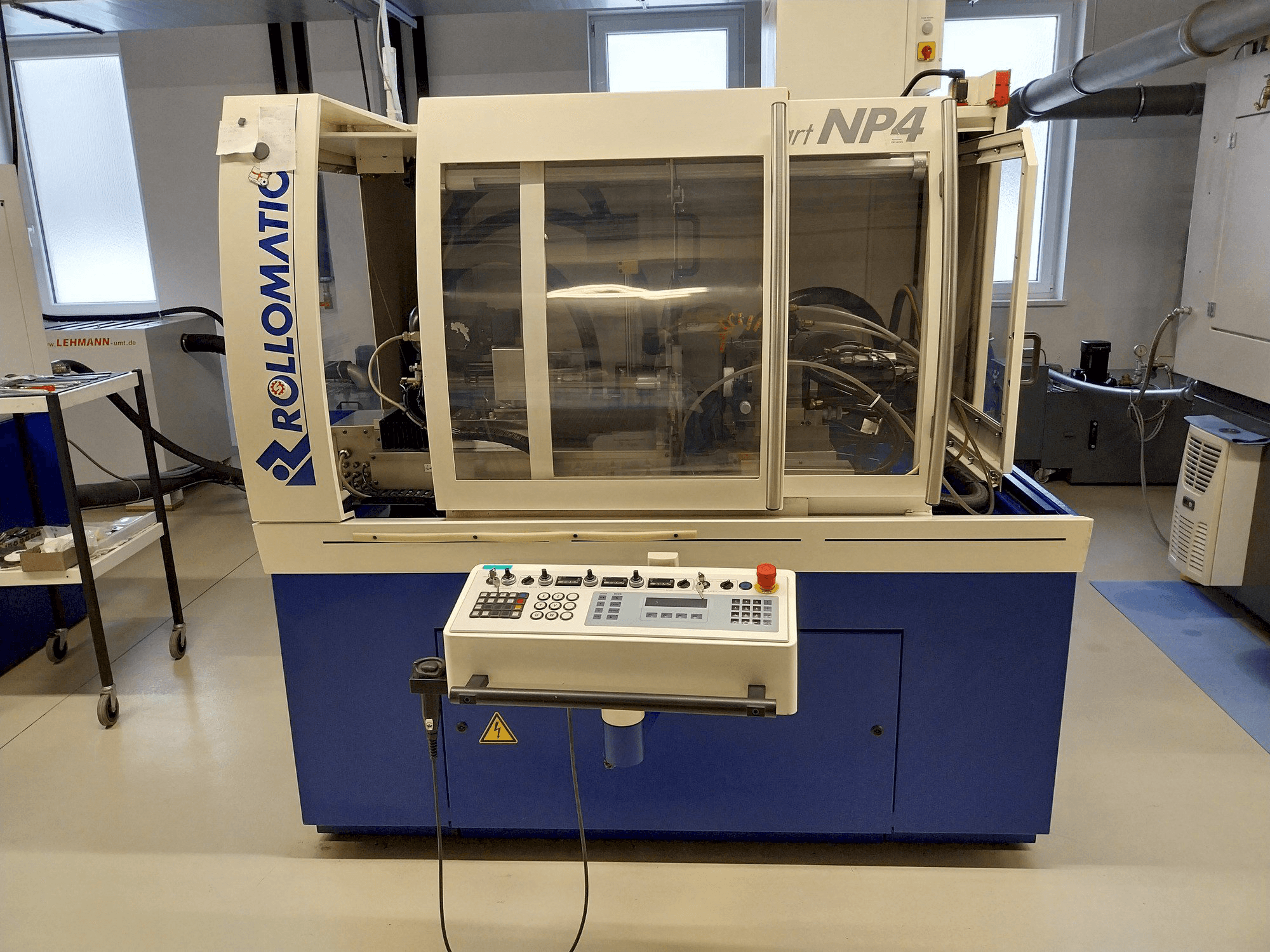 Widok z przodu maszyny ROLLOMATIC NP4