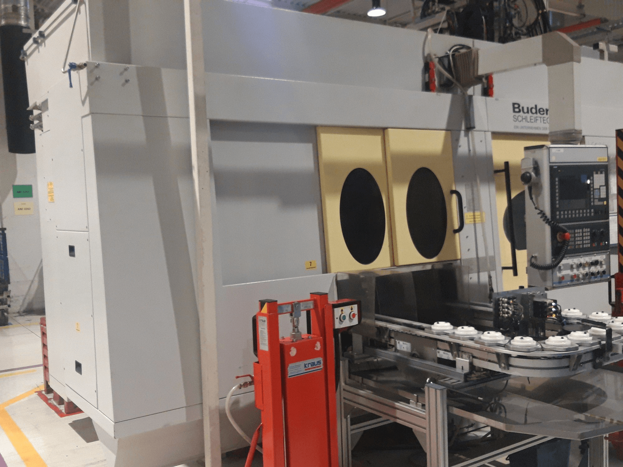 Widok z przodu maszyny Budeurus CNC 245 + Automation