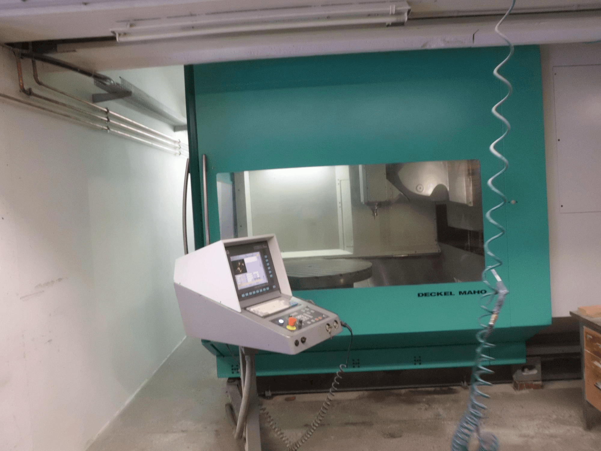 Widok z przodu maszyny DECKEL MAHO DMU 125 P