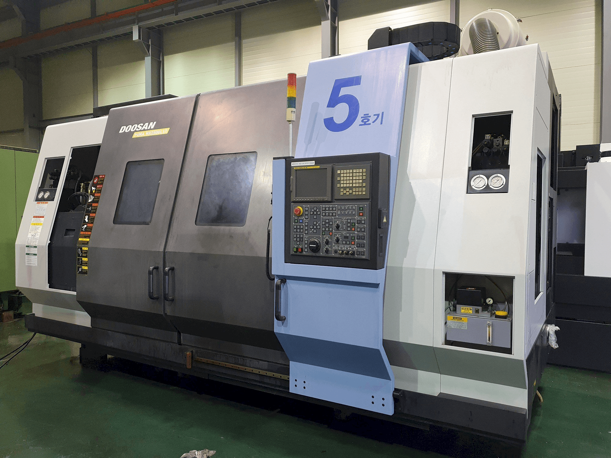 Widok z przodu maszyny Doosan Puma MX2500LST