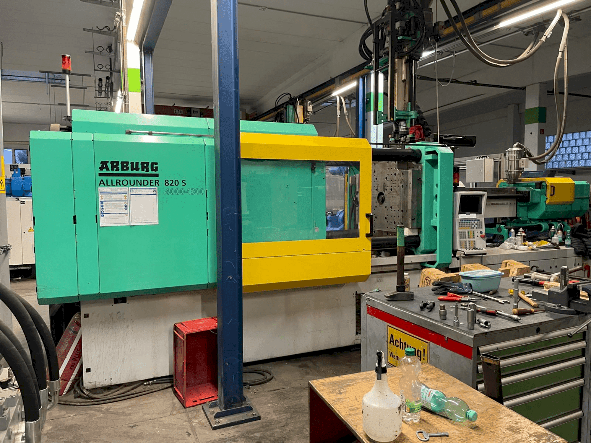 Widok z przodu maszyny Arburg Allrounder 820 S 4000-1300/350