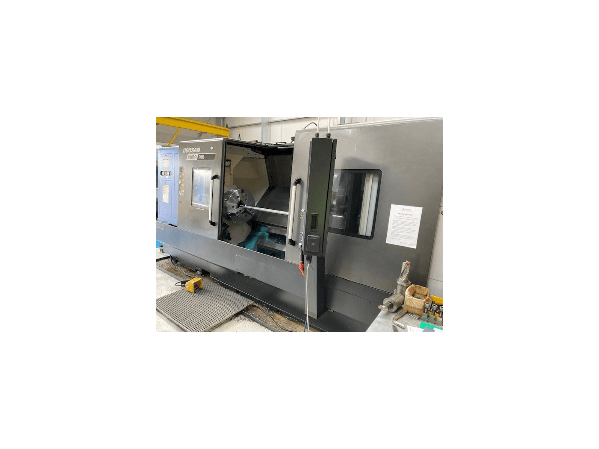 Widok z przodu maszyny Doosan Puma 5100LB