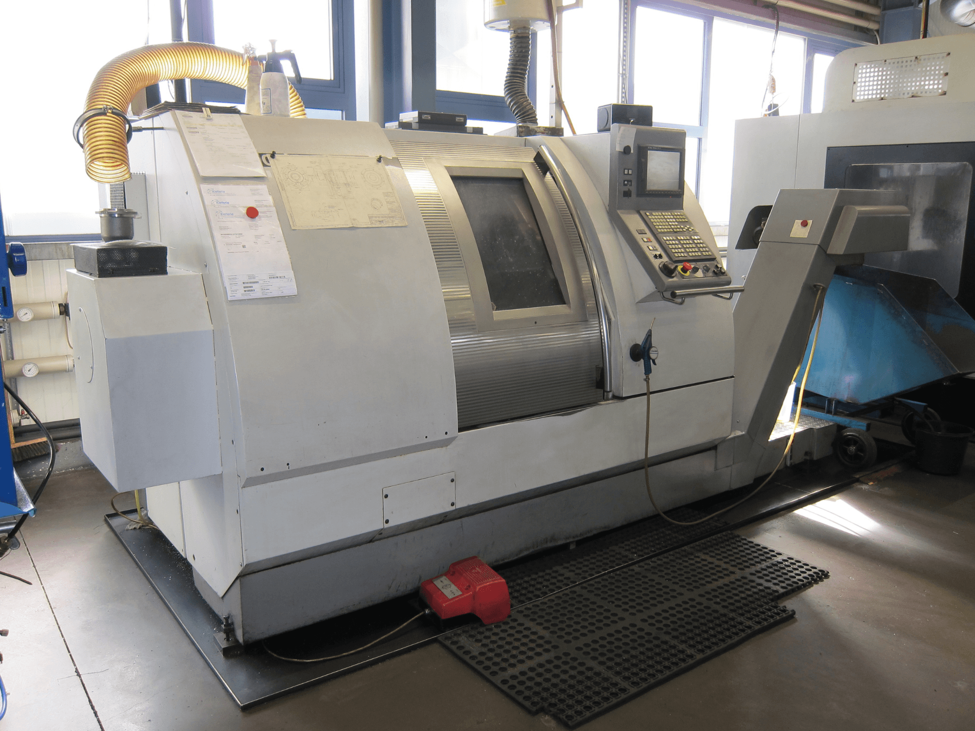 Tokarka pozioma Gildemeister CTX 400 Serie 2, widok z boku, panel sterowania i funkcje operacyjne.