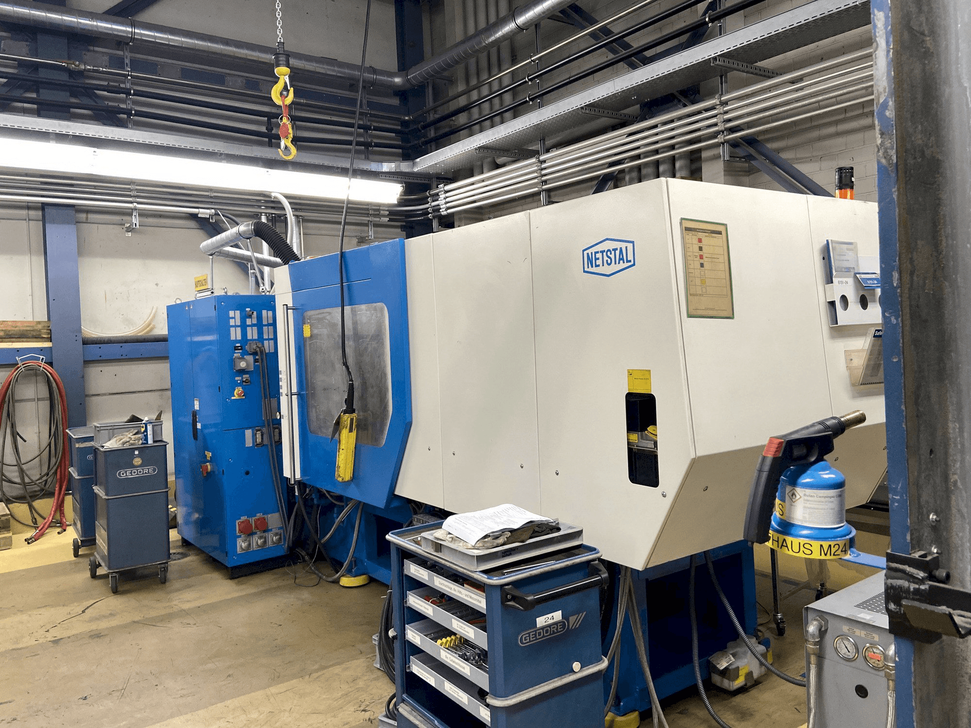 Widok z przodu maszyny Netstal Synergy 1500K/460