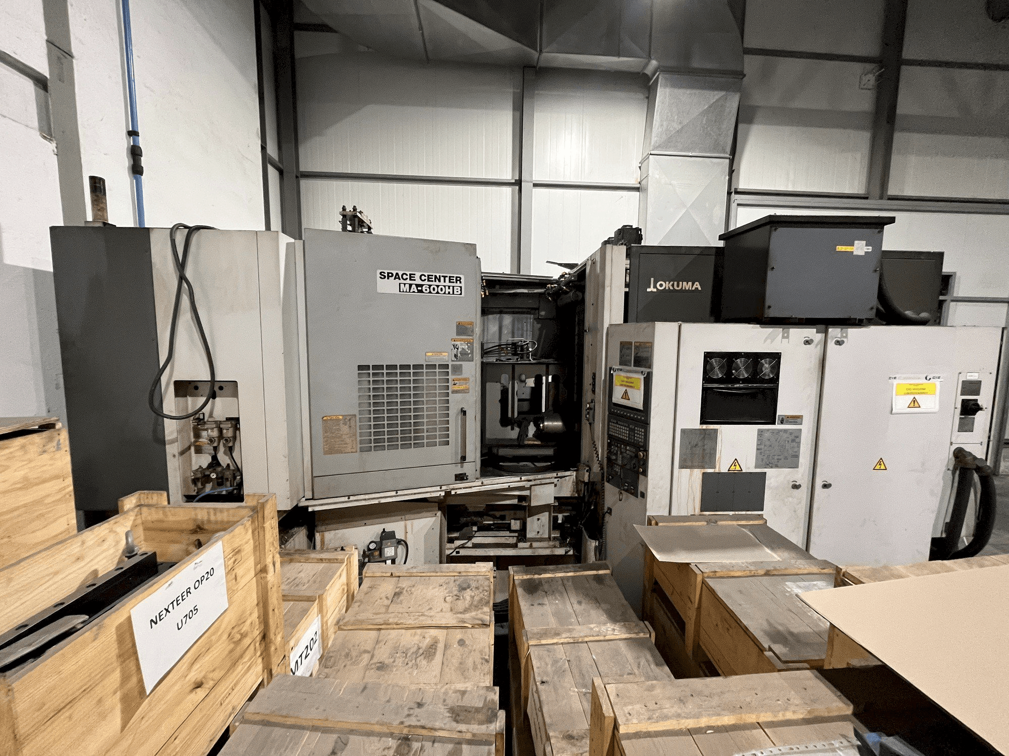 Widok z przodu maszyny Okuma MA-600HB