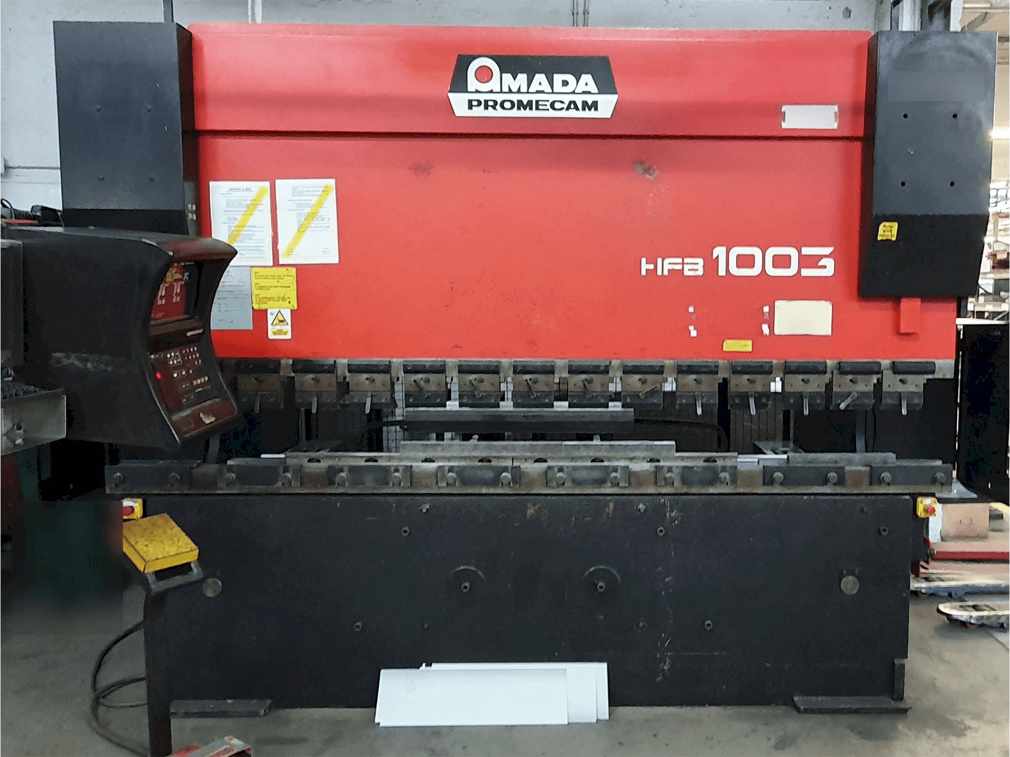 Widok z przodu maszyny AMADA HFB 100.3