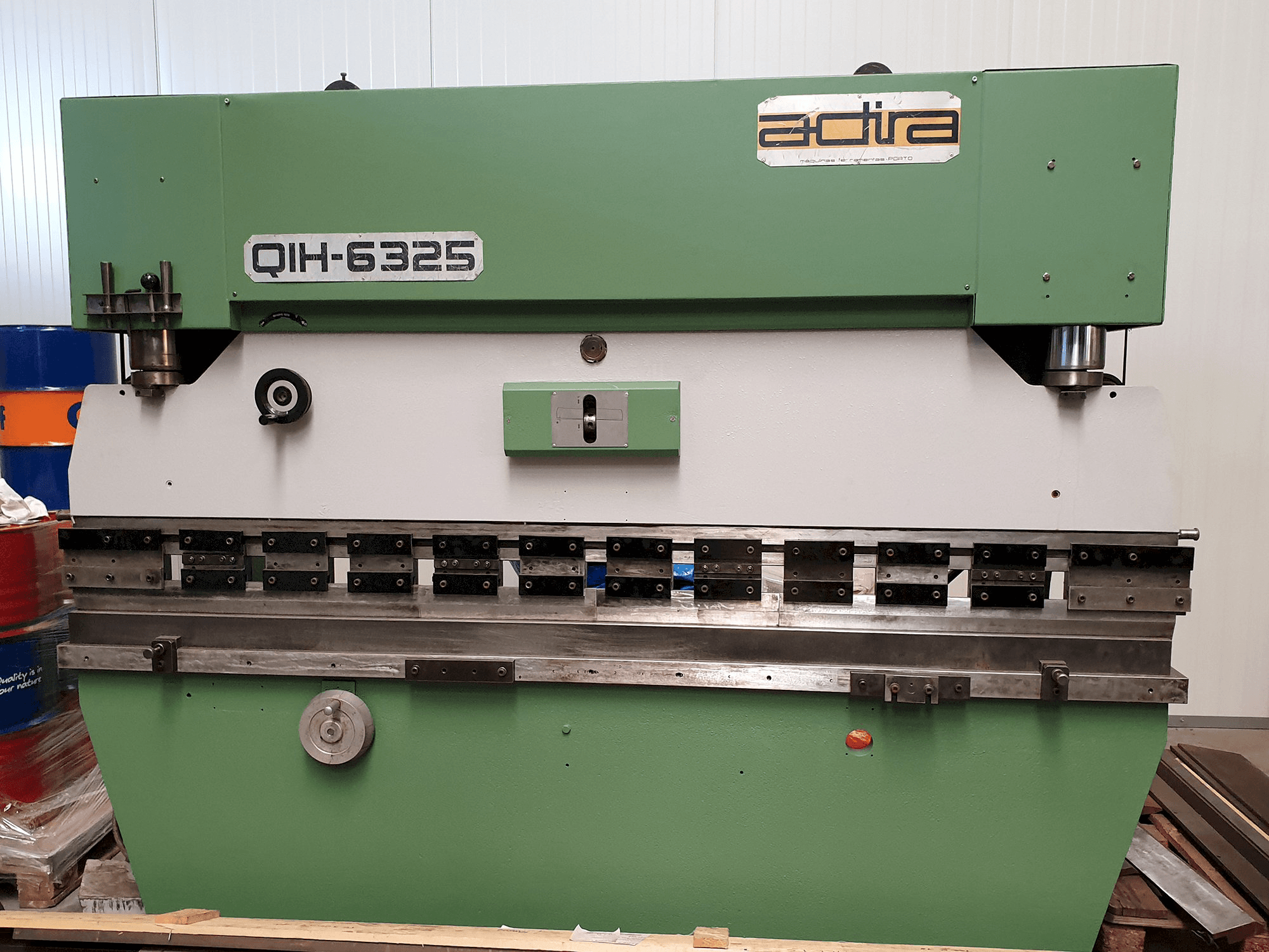 Widok z przodu maszyny ADIRA QIH 6325