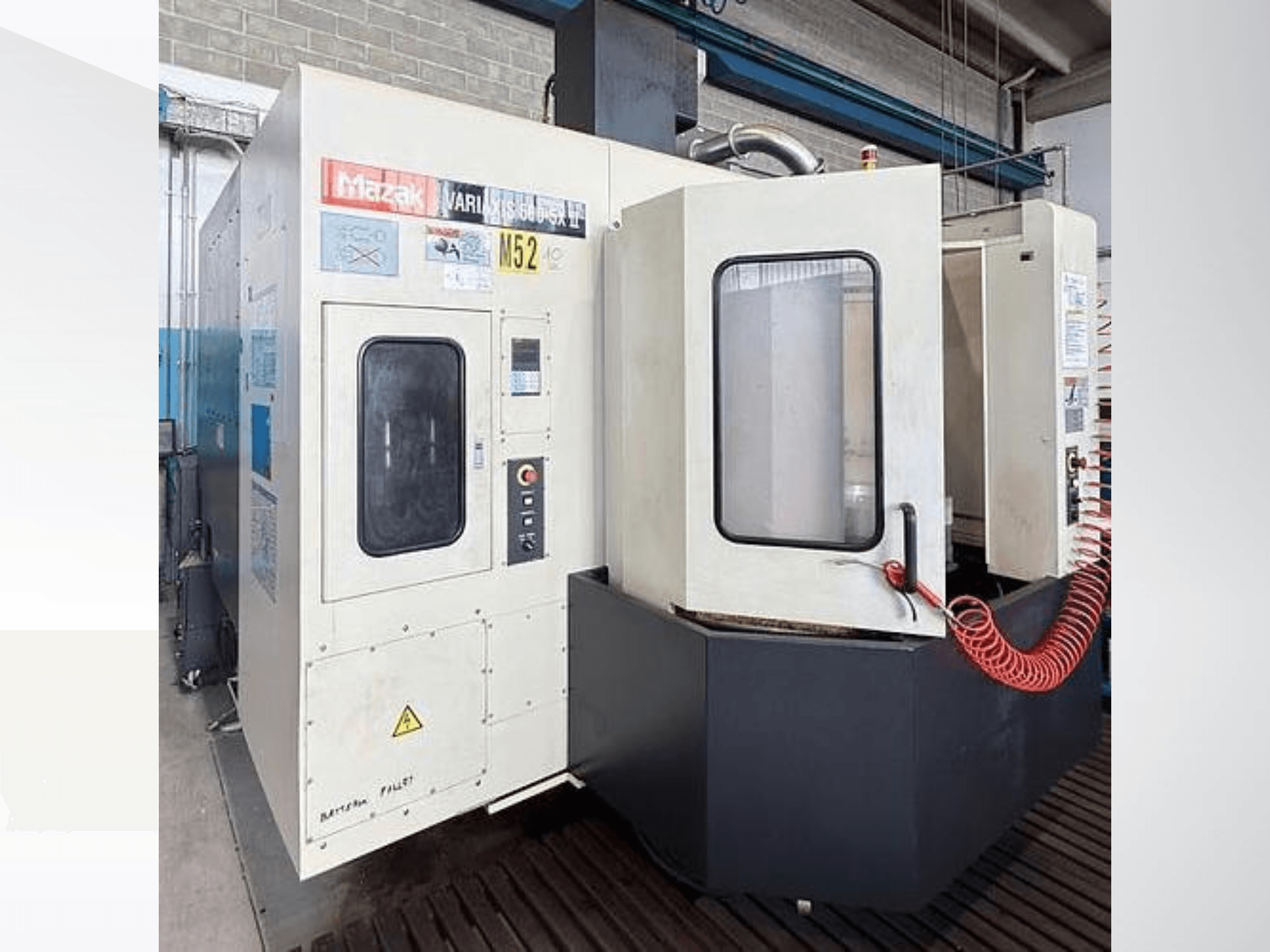 Pionowe centrum obróbcze Mazak VARIAXIS500-5XII, widok z przodu; wyposażone w panel sterowania i okienko podglądu.