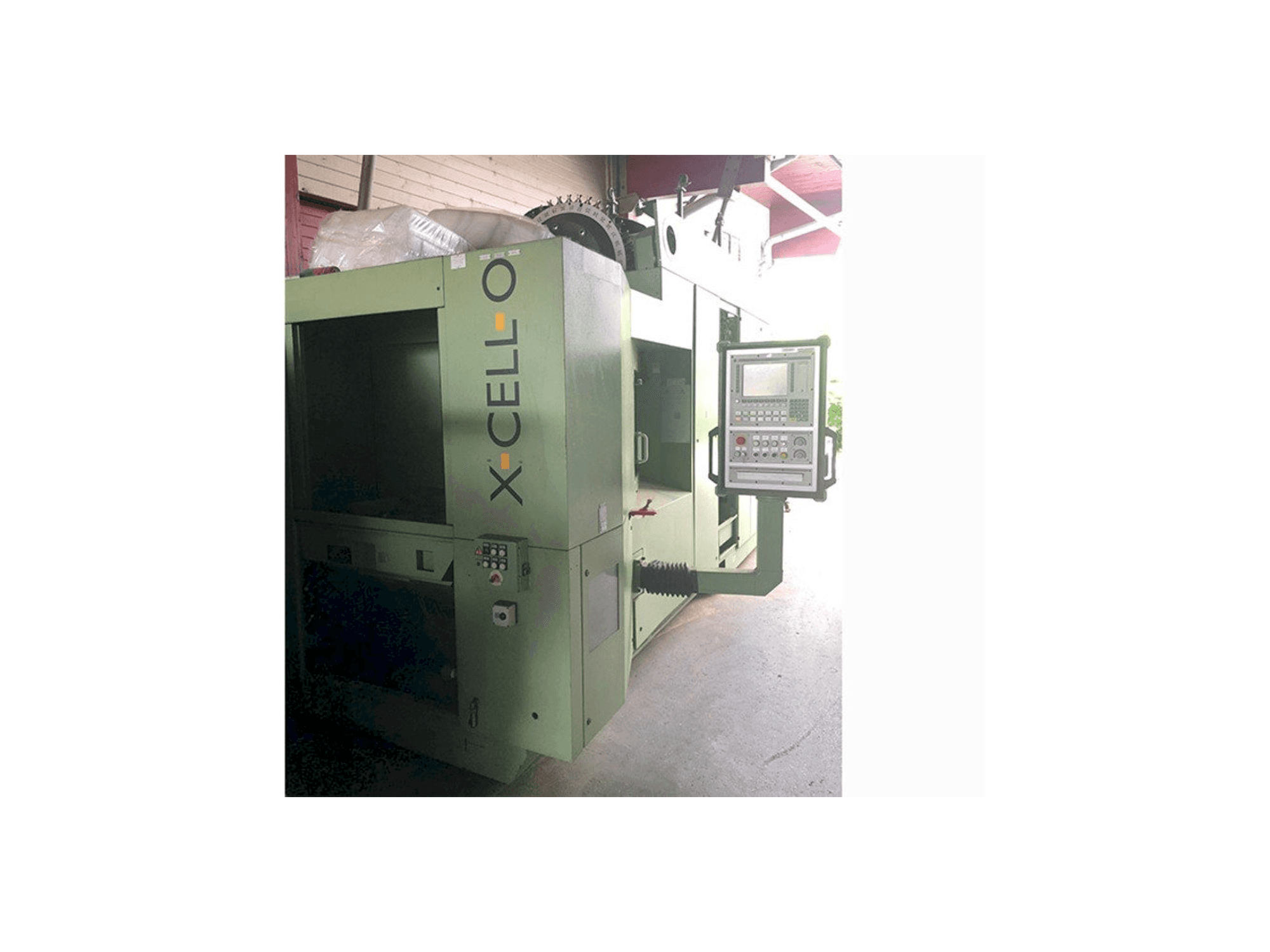 Widok z przodu maszyny Ex-cell-o XHC 241 M/3
