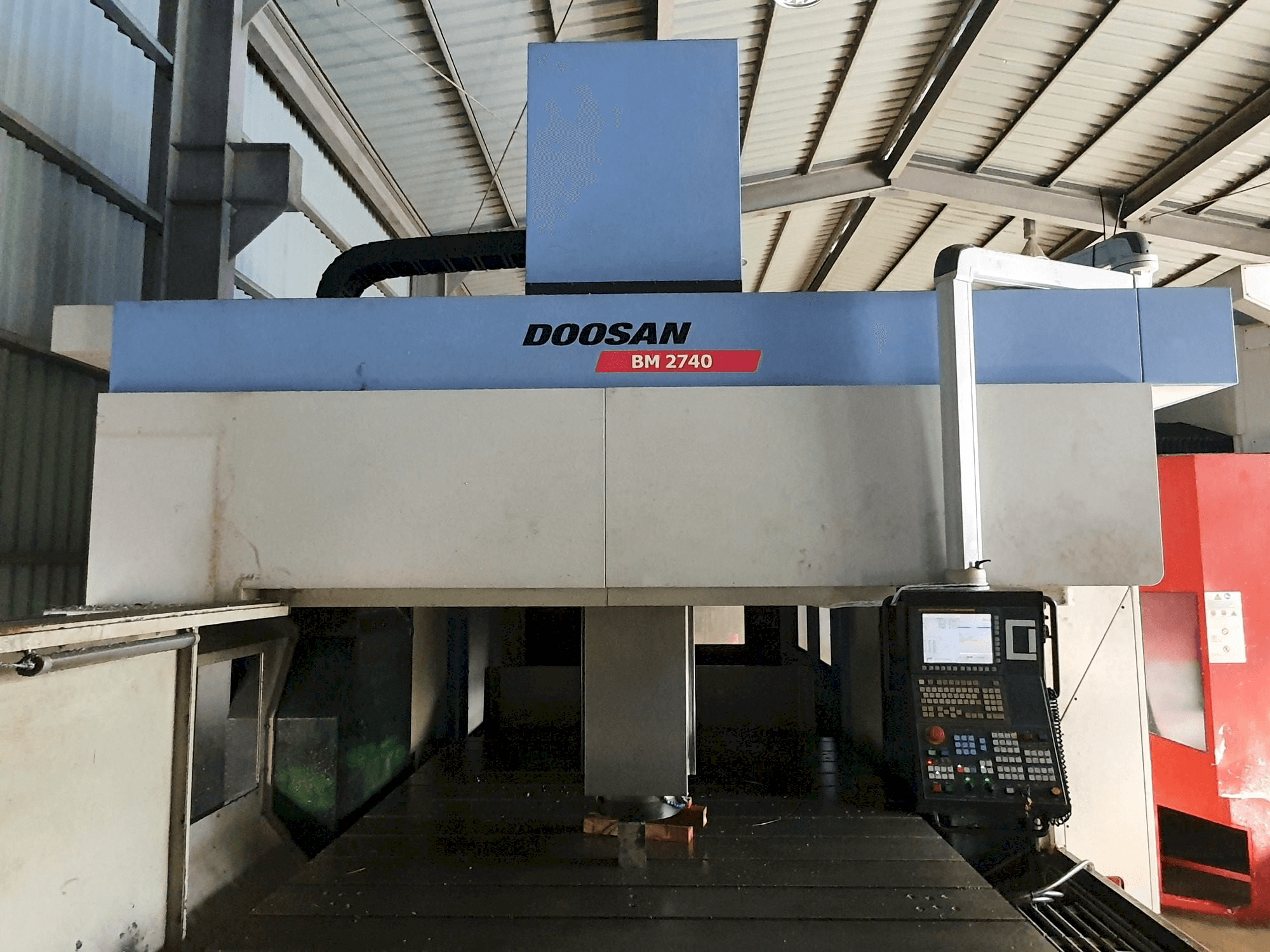 Widok z przodu maszyny Doosan BM2740