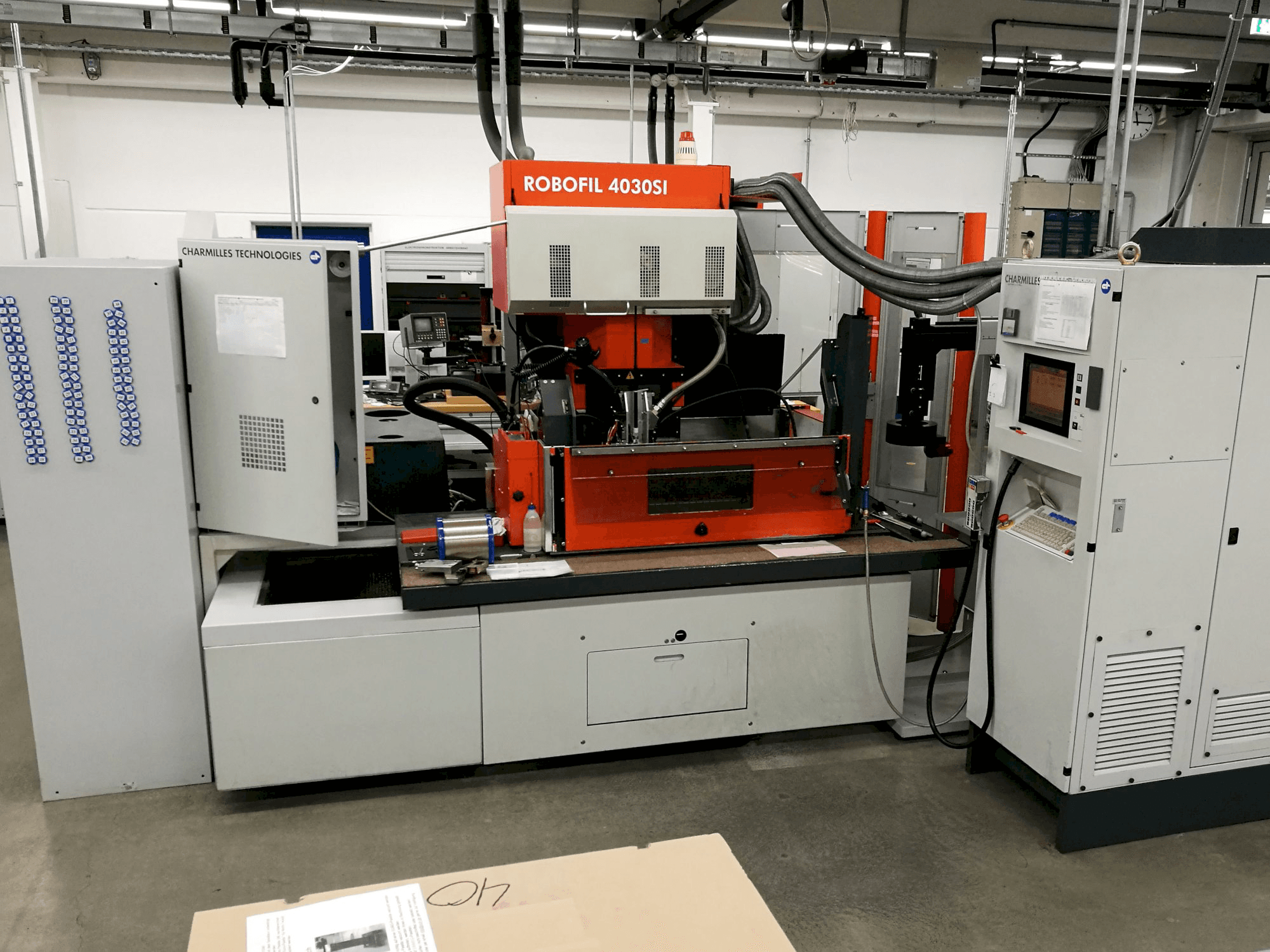 Widok z przodu maszyny CHARMILLES ROBOFIL 4030SI