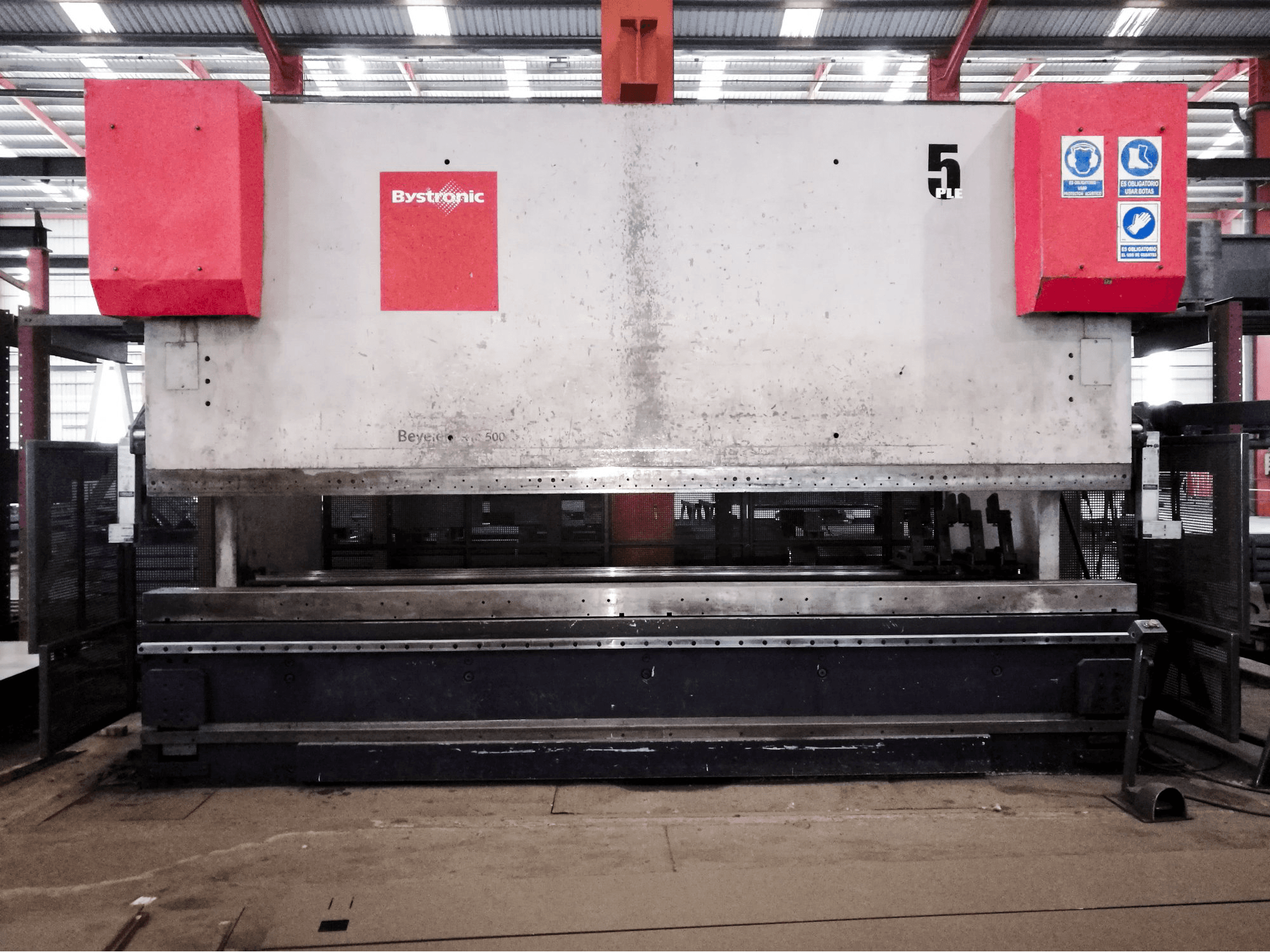 Widok z lewej maszyny Bystronic PR10
