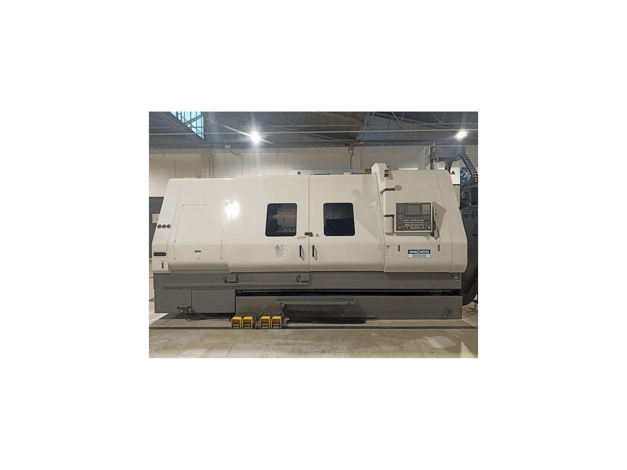 Widok z przodu maszyny HWACHEON HI-ECO 45