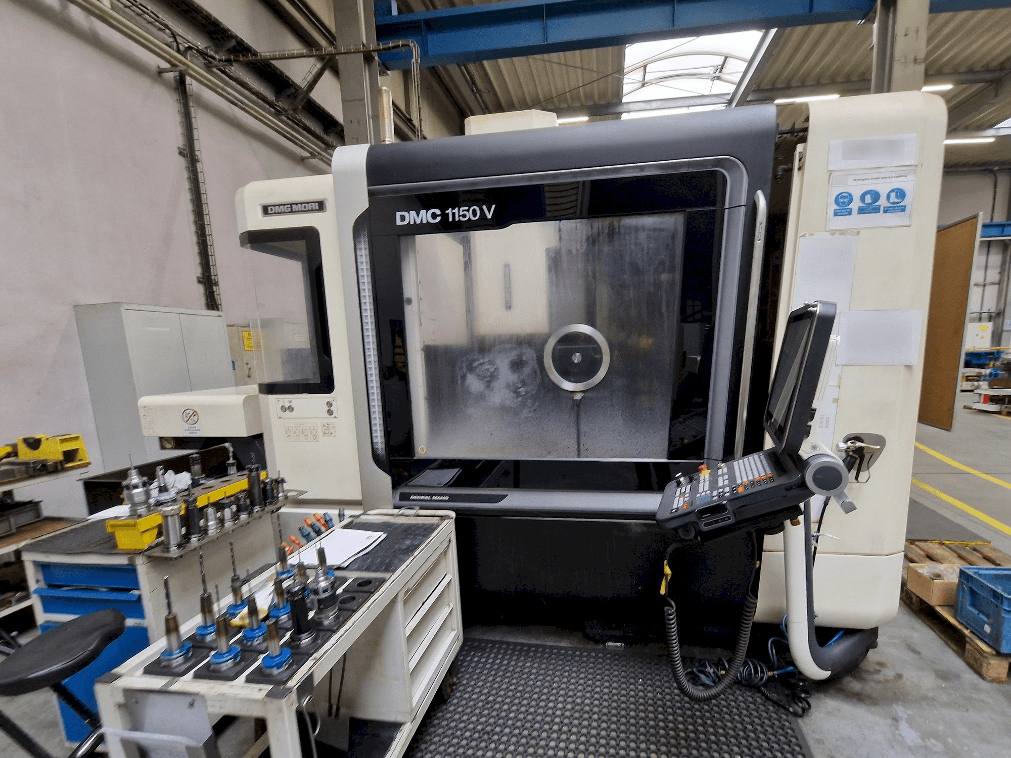 Widok z przodu maszyny DMG MORI DMC 1150 V