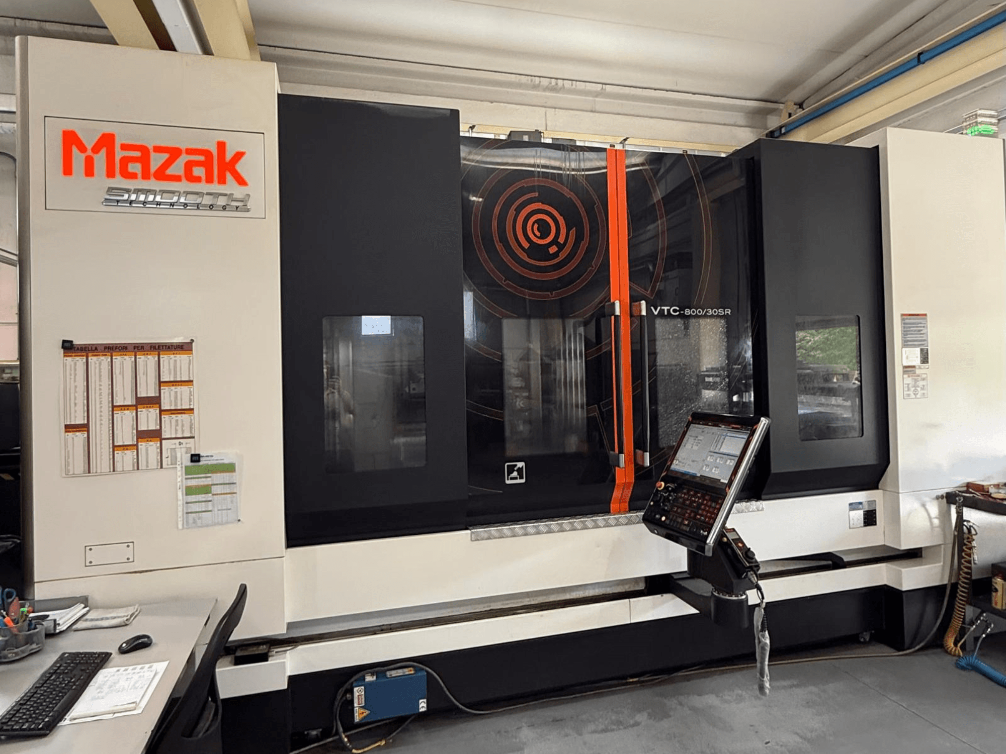 Pionowe centrum obróbcze Mazak VTC-800/30SR – widok z przodu przedstawiający panel sterowania, wyświetlacz oraz obszar roboczy.