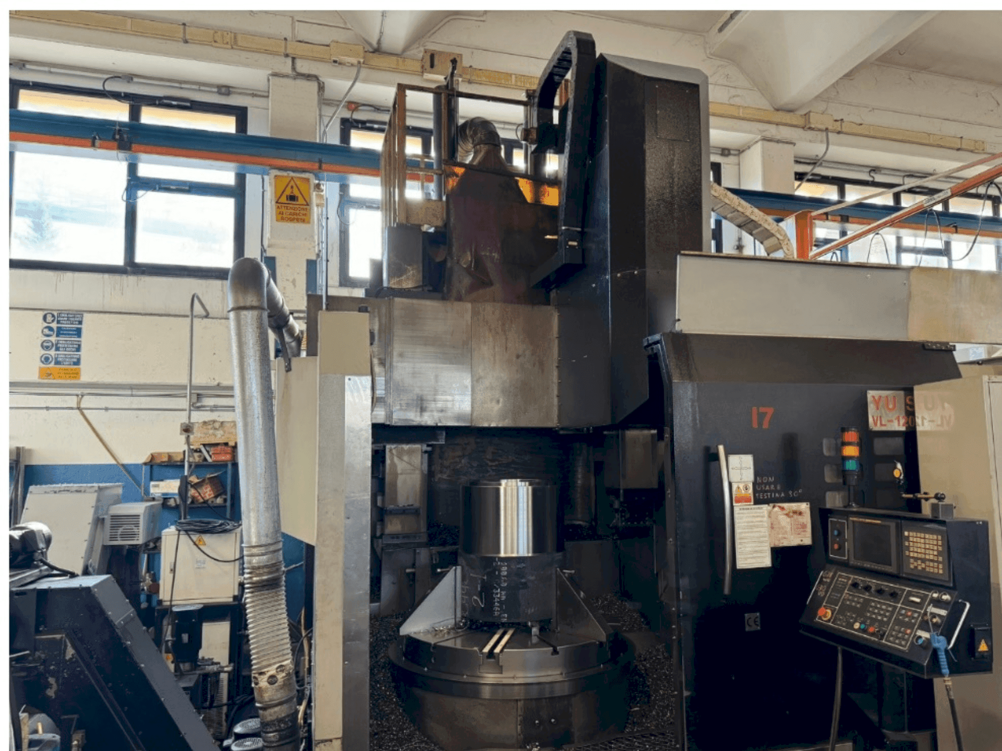 Widok z przodu maszyny YU SHINE YS-VL-1200 ATC+C