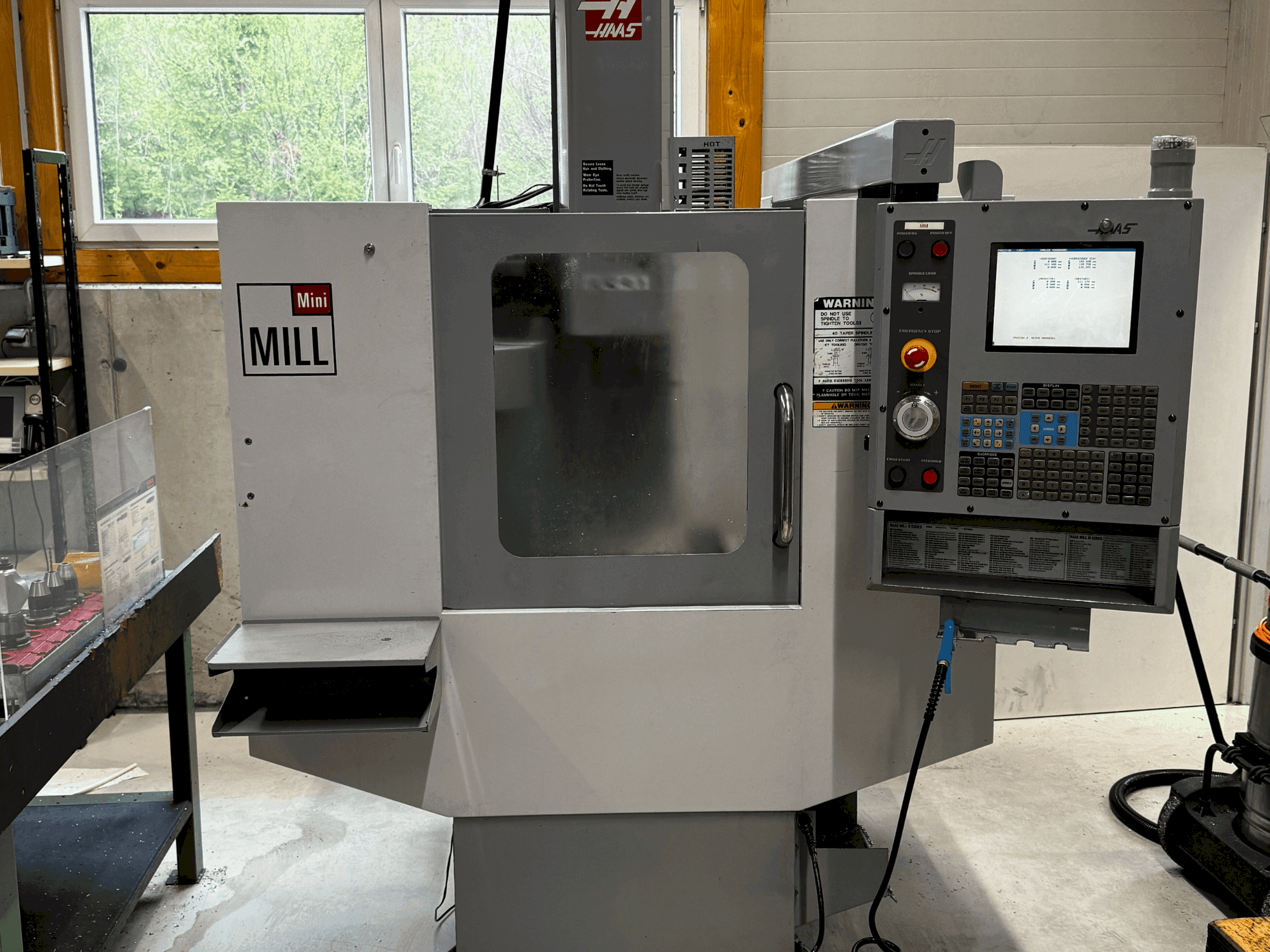 Widok z przodu maszyny HAAS Mini-Mill HE