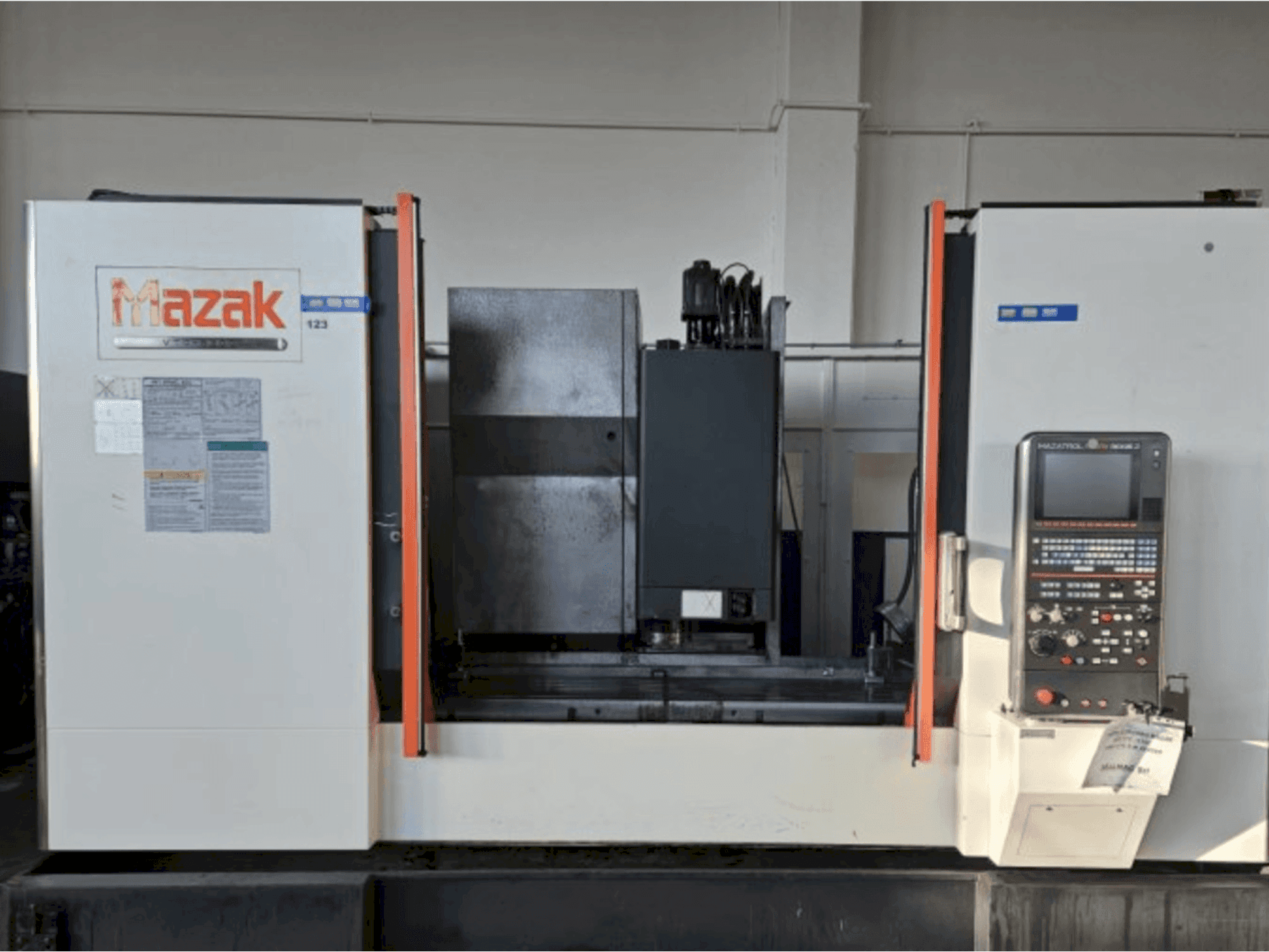 Widok z przodu maszyny Mazak VTC-530C