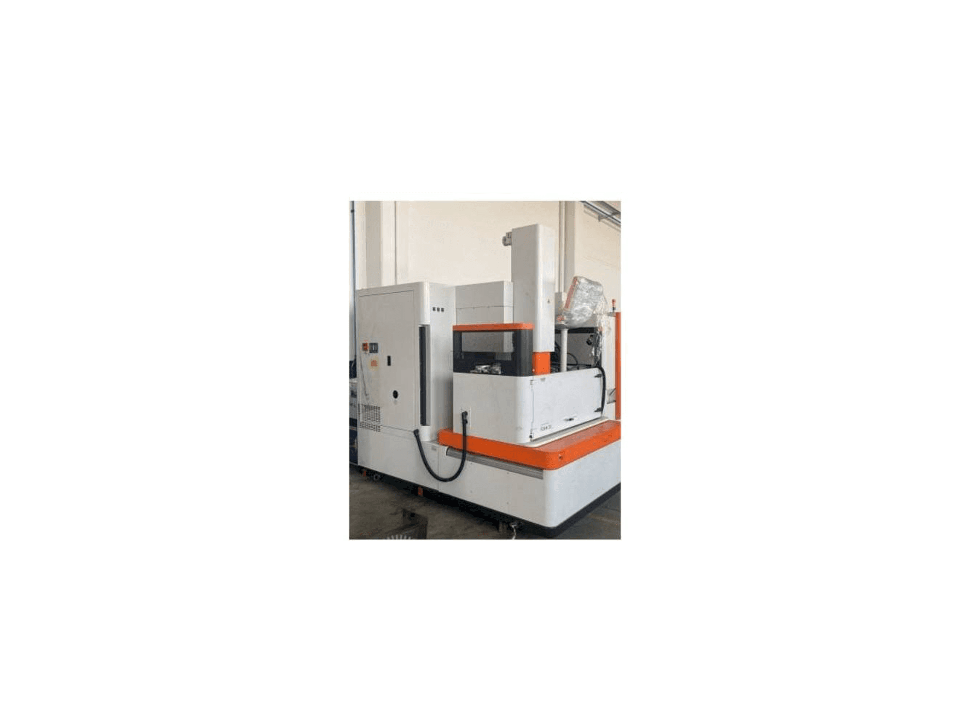 Widok z przodu maszyny AgieCharmilles FORM 30