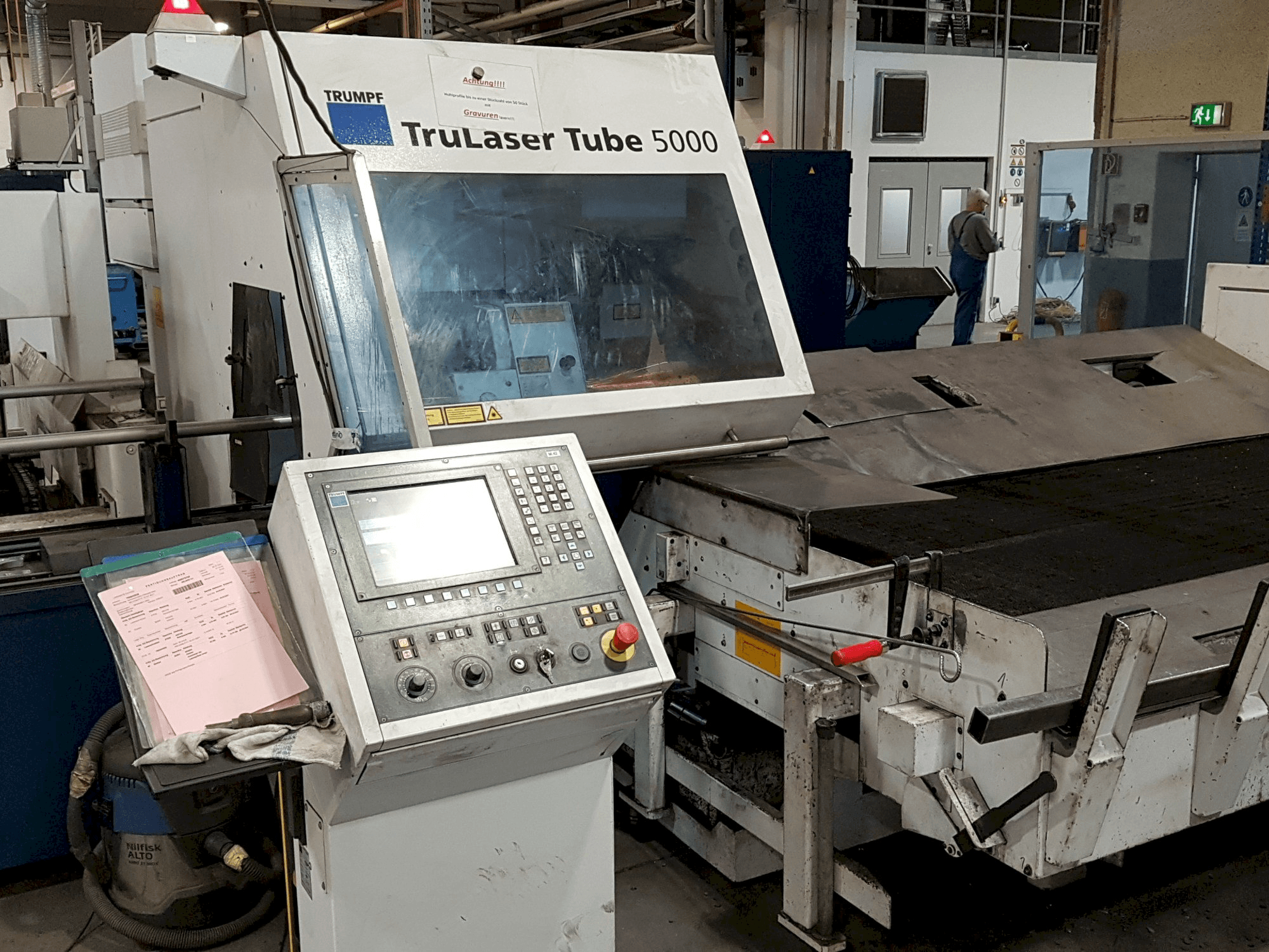 Widok z przodu maszyny Trumpf TruLaser Tube 5000