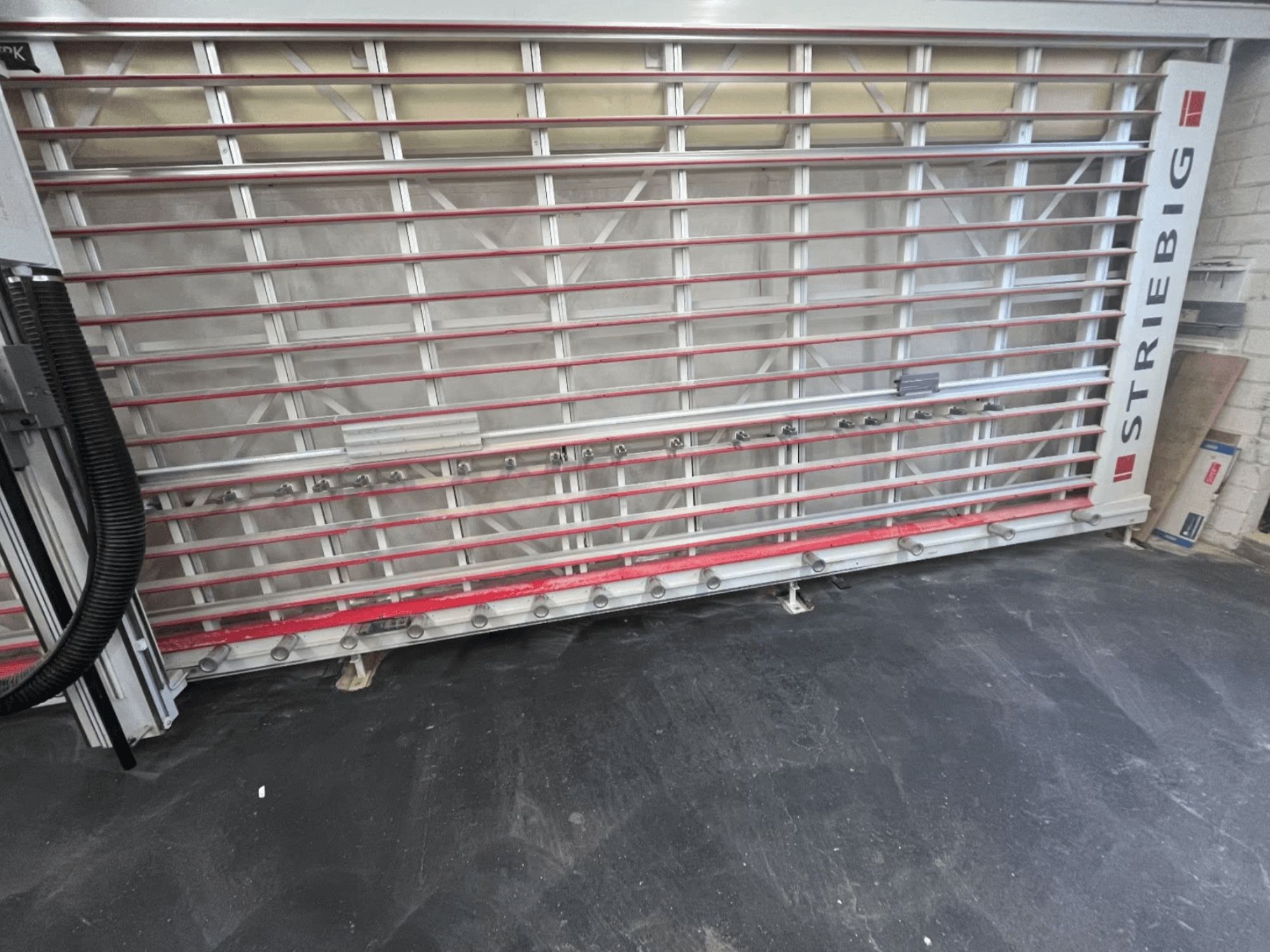 Pilarka panelowa STRIEBIG Standart II TKR 6220A widziana z przodu; posiada metalową ramę z czerwonymi szynami i elementami tnącymi.