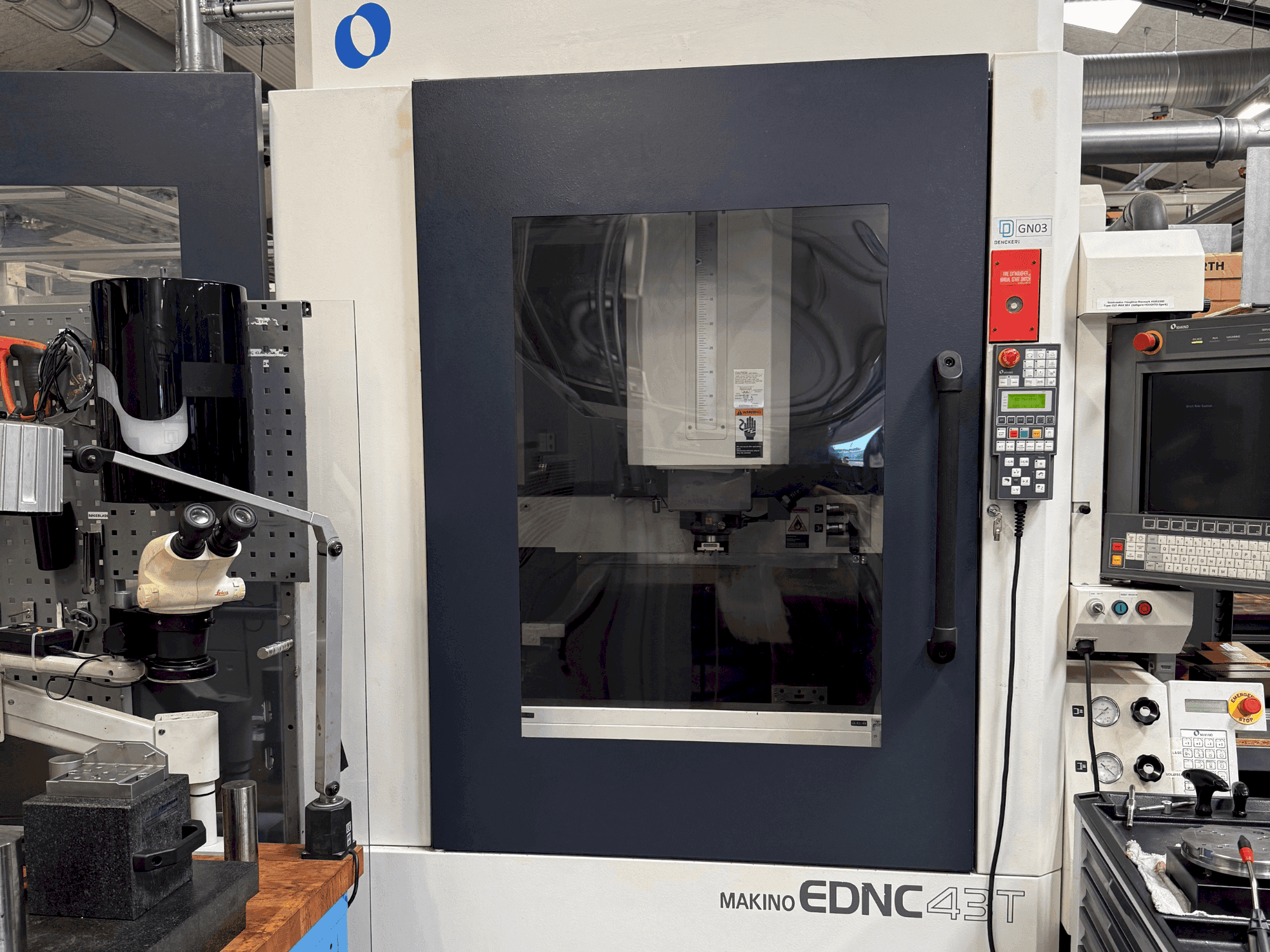 Widok z przodu maszyny Makino EDNC 43T incl. Erowa Robot 120 pcs