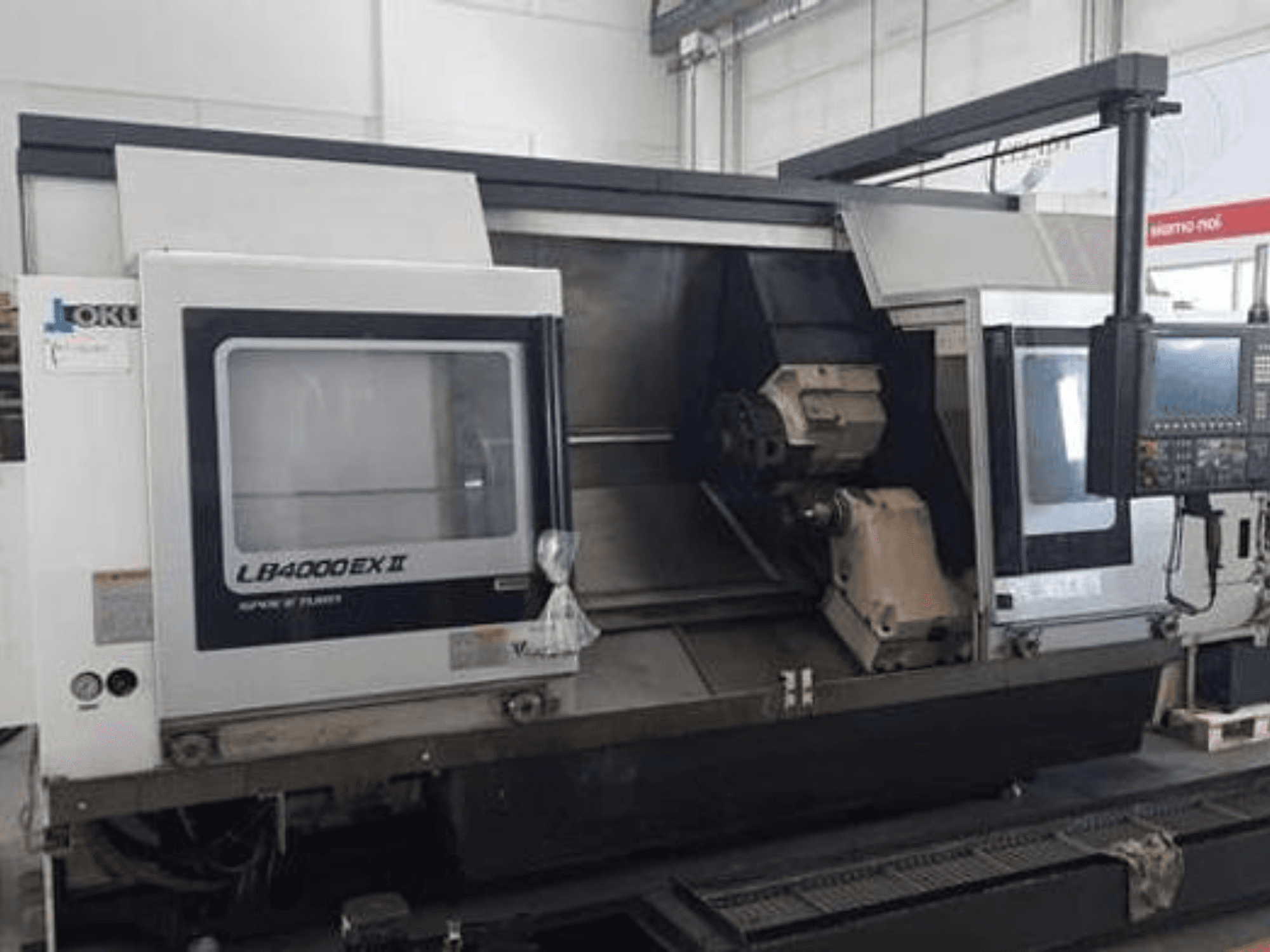 LATHES LB4000EX II firmy JOKI, widok z przodu przedstawiający panel sterowania, wrzeciono i obszar roboczy do precyzyjnej obróbki.