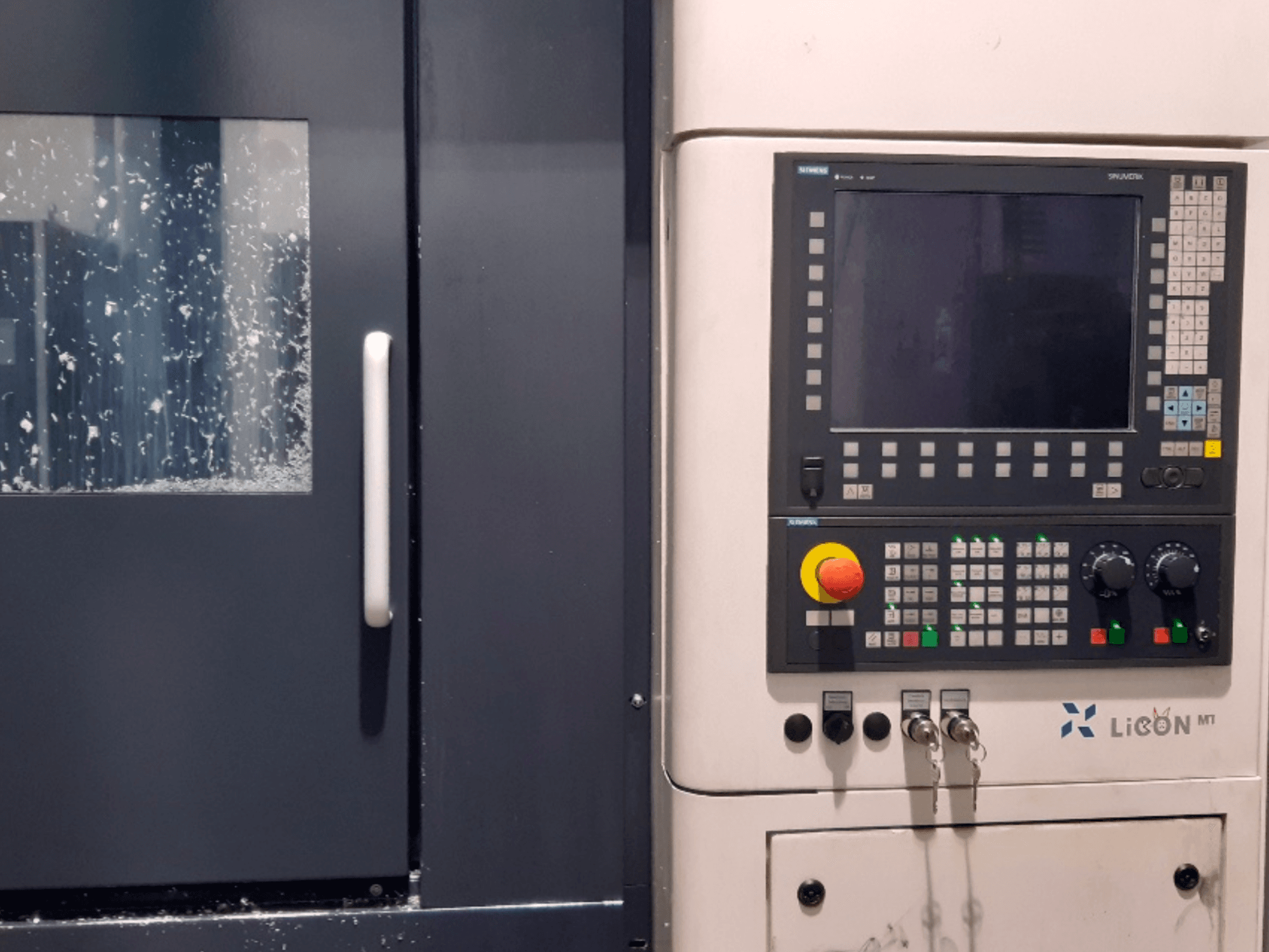 Panel sterowania poziomej tokarki LICON LiFLEX II 766 i3 DT B22 – widok z przodu przedstawiający ekran i elementy sterujące.