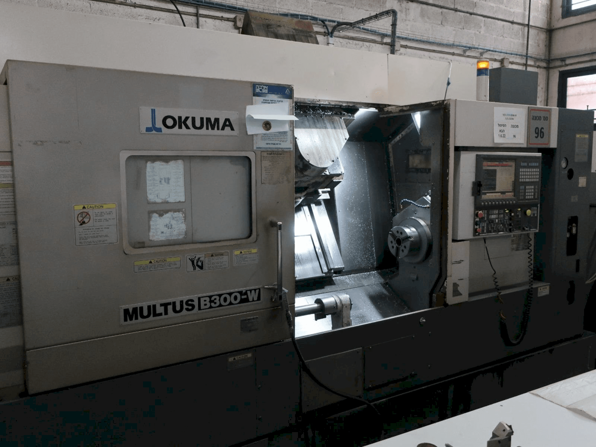 Widok z przodu maszyny Okuma MULTUS B300-W