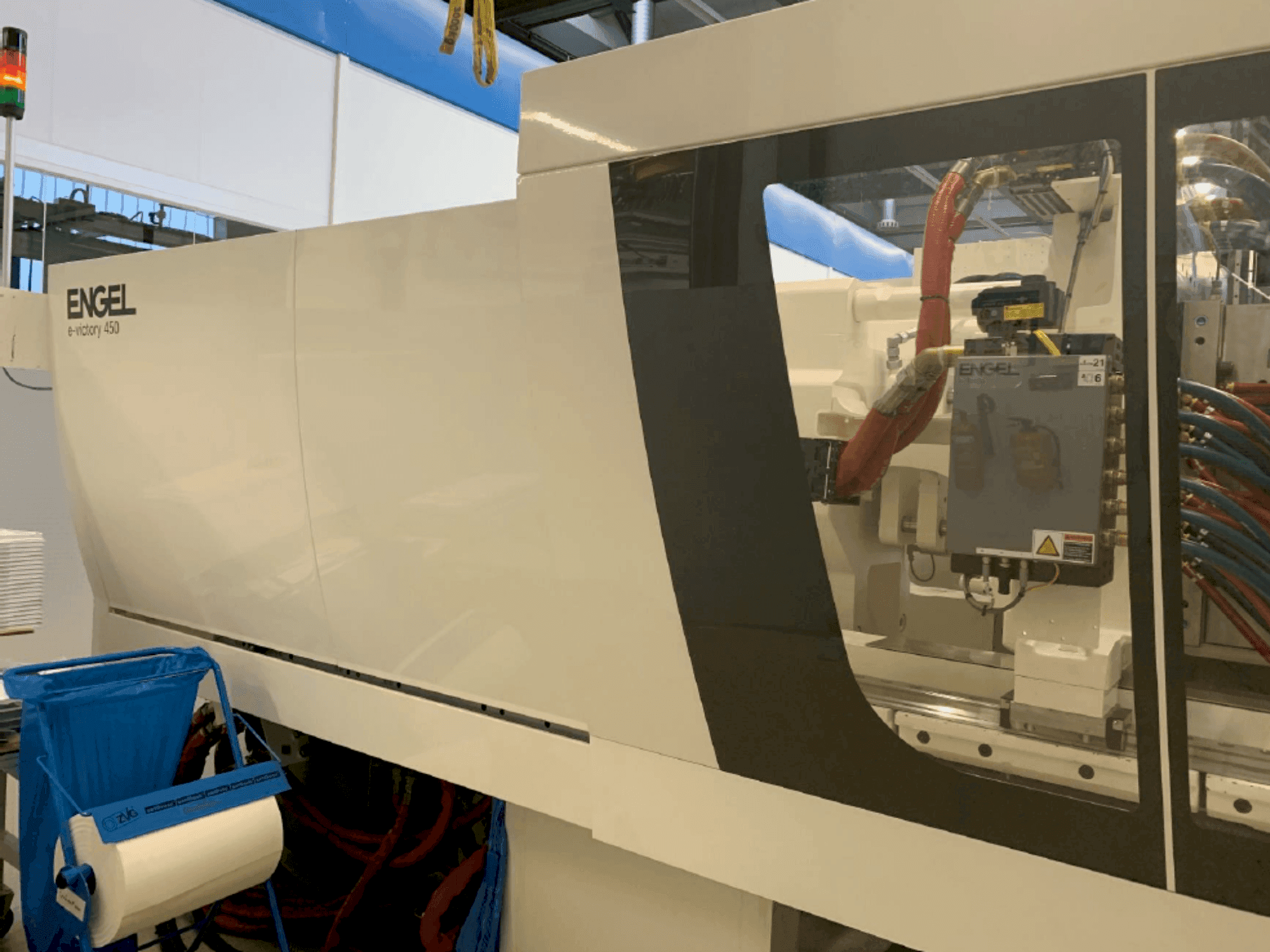 Widok z przodu maszyny Engel e-Victory 740/450 US