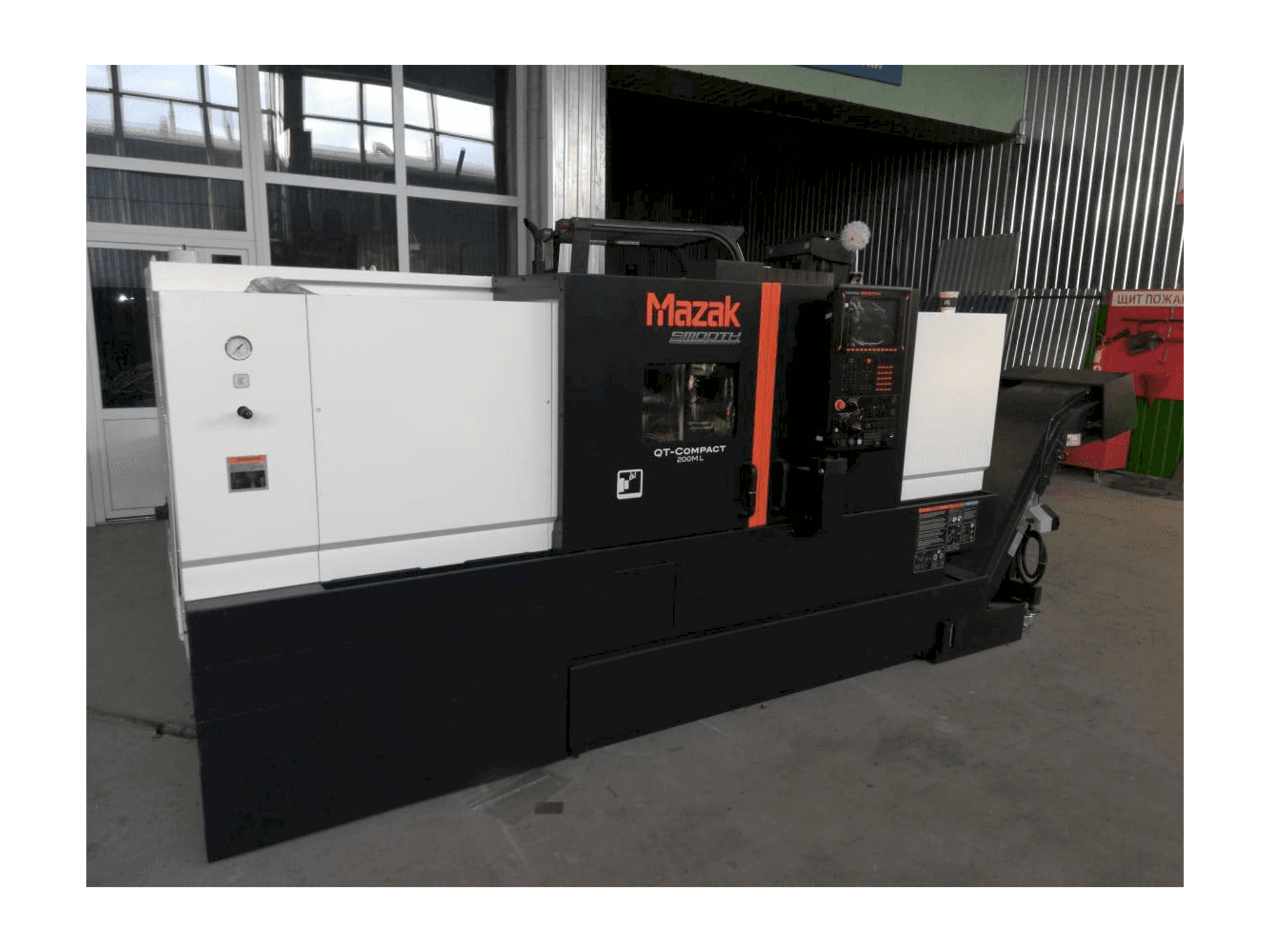 Widok z przodu maszyny Mazak QT- COMPACT 200ML