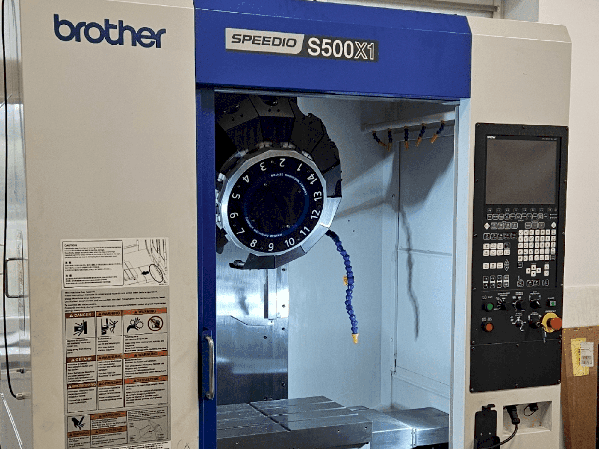 Widok z przodu maszyny Brother Speedio S500X1