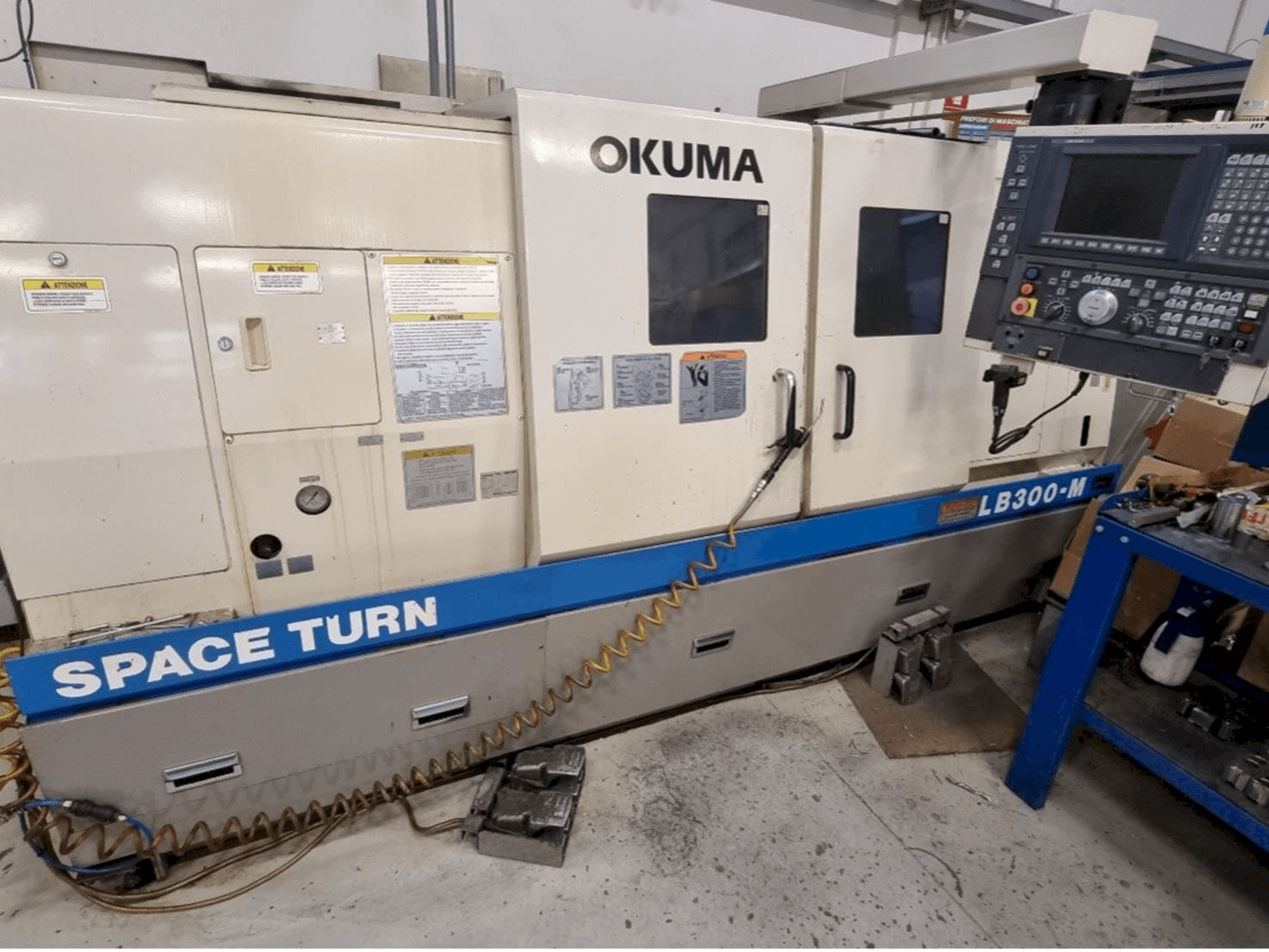 Widok z przodu maszyny Okuma LB 300M