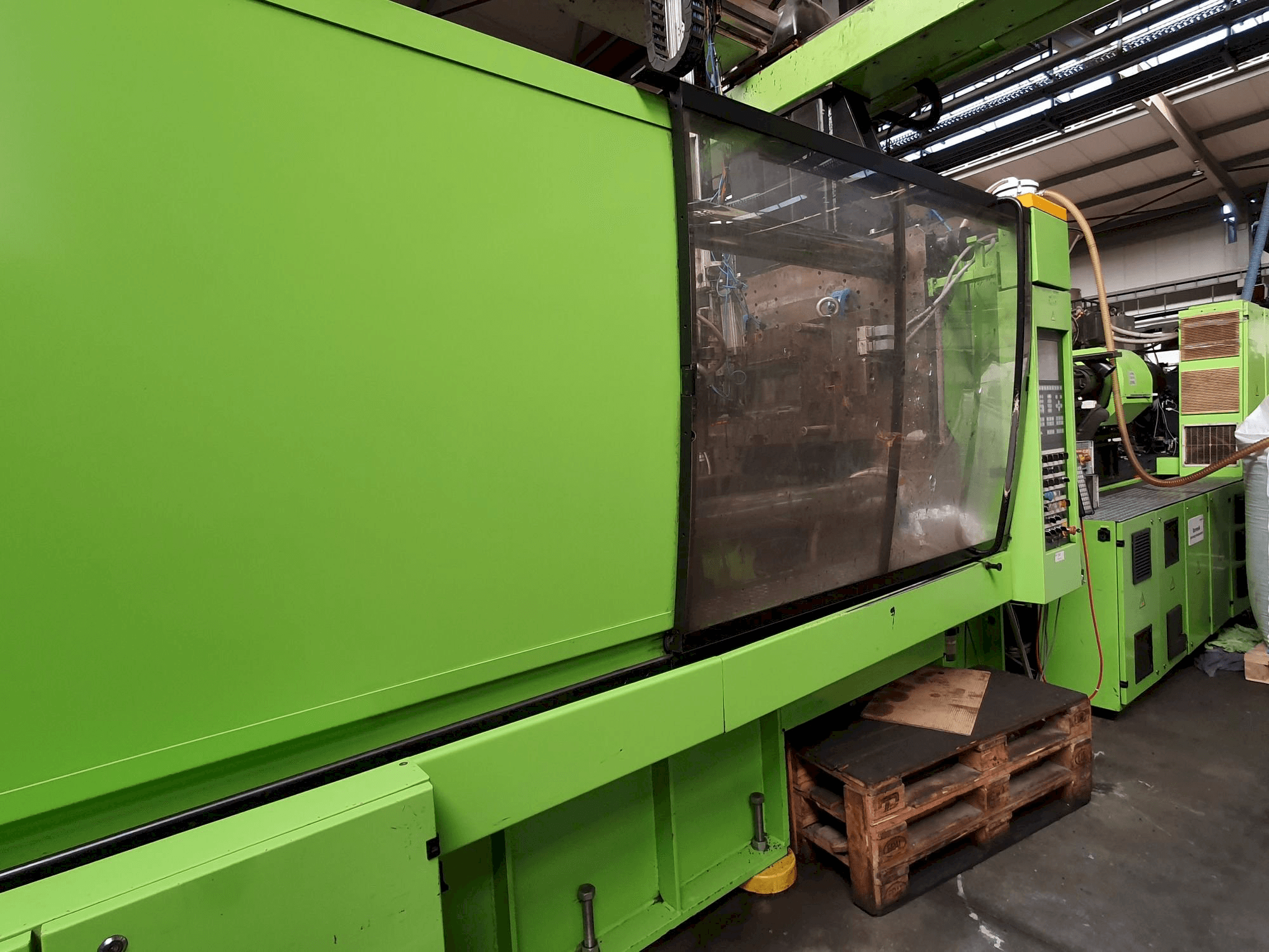 Widok z przodu maszyny ENGEL ES 4550/550 KSL