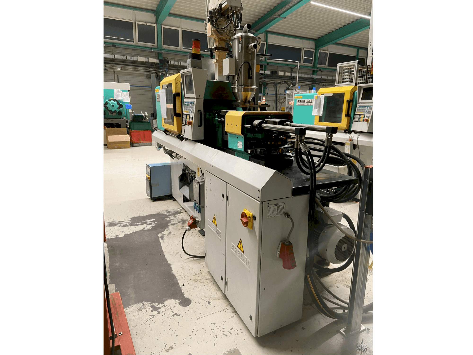 Widok prawej strony maszyny Arburg 220 S 250-60