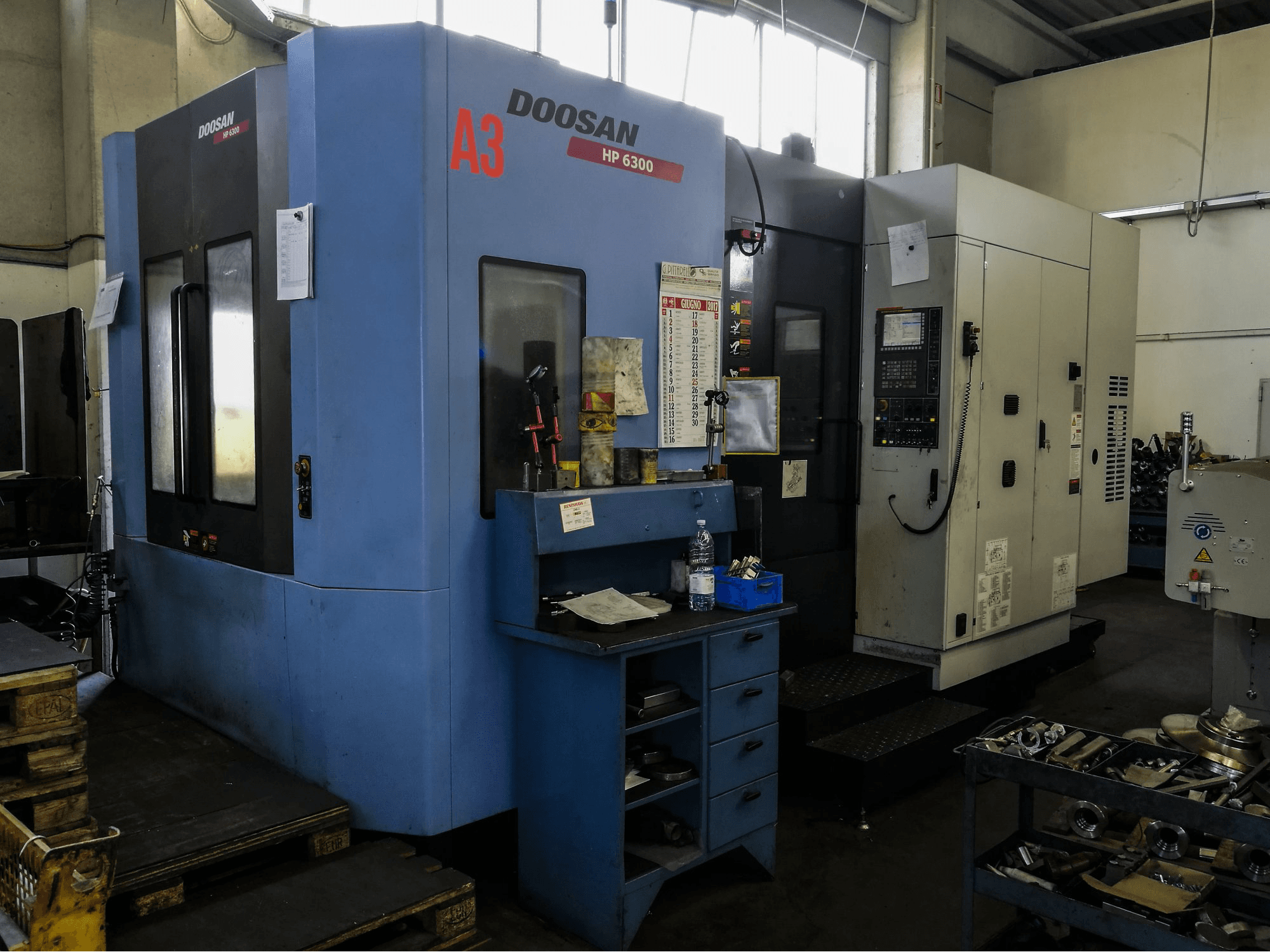 Widok z lewej maszyny Doosan HP 6300