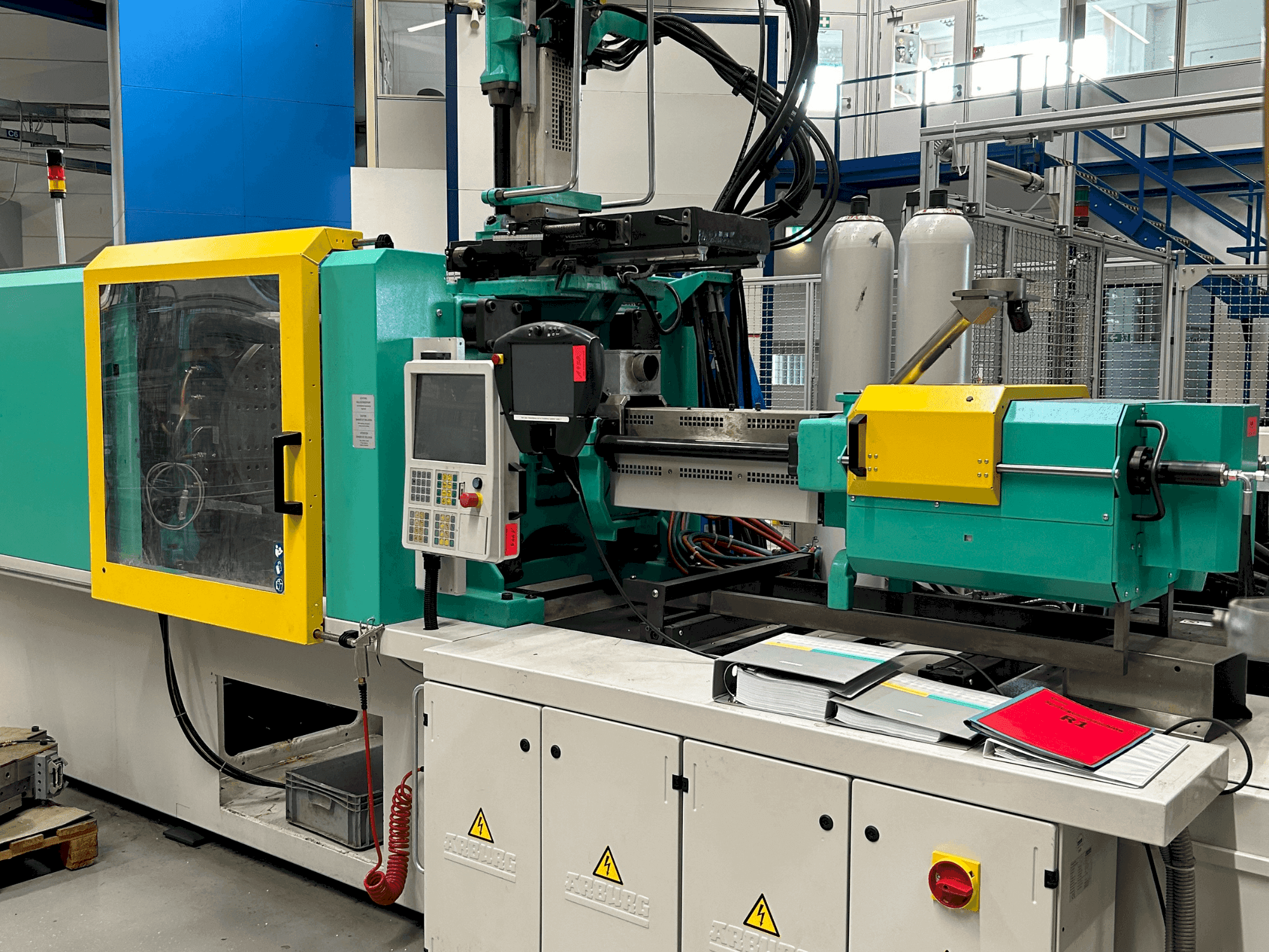 Widok z przodu maszyny Arburg 570S 2200-400/170