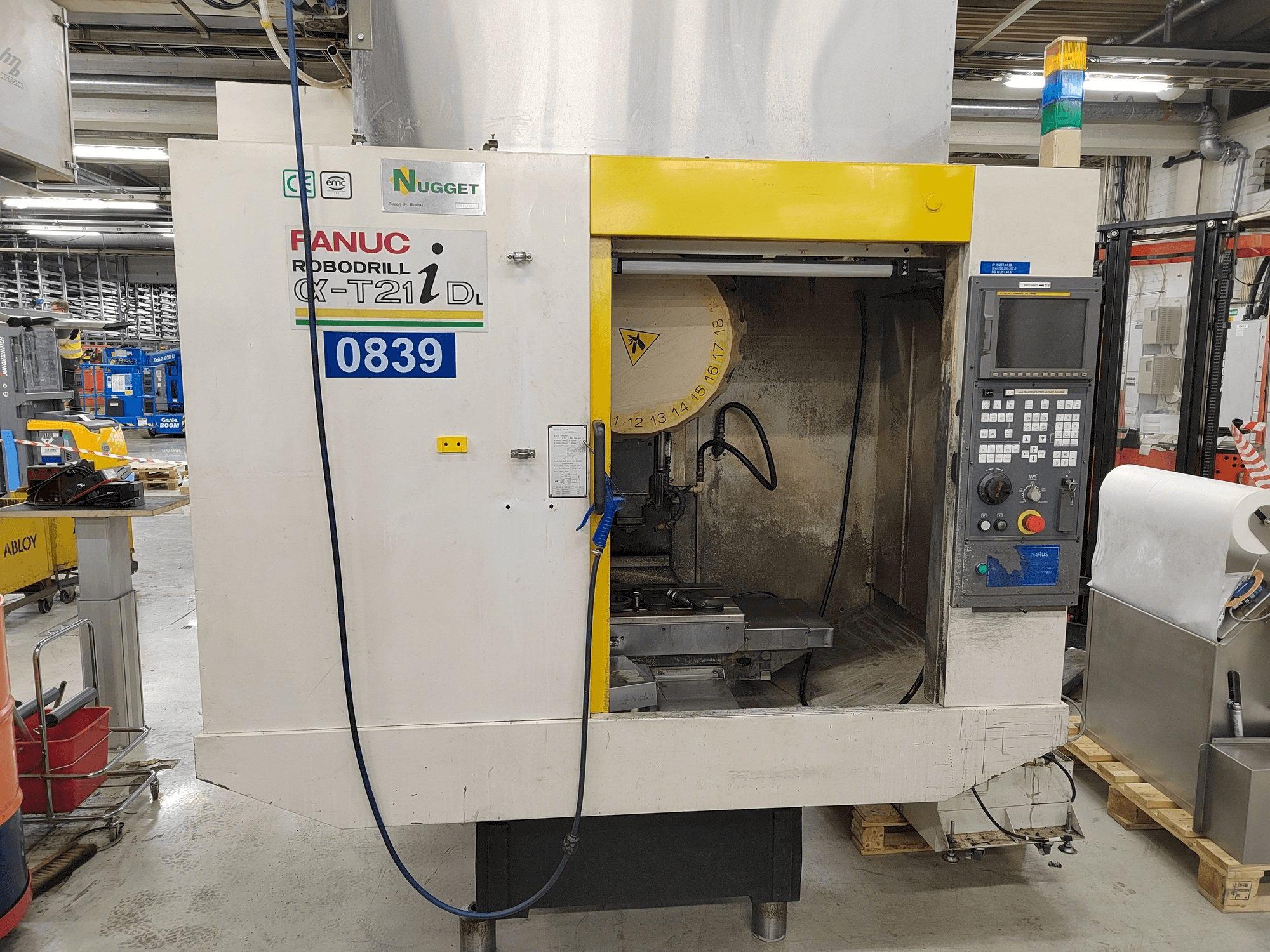 Widok z przodu maszyny FANUC Robodrill Alpha-T21iDL
