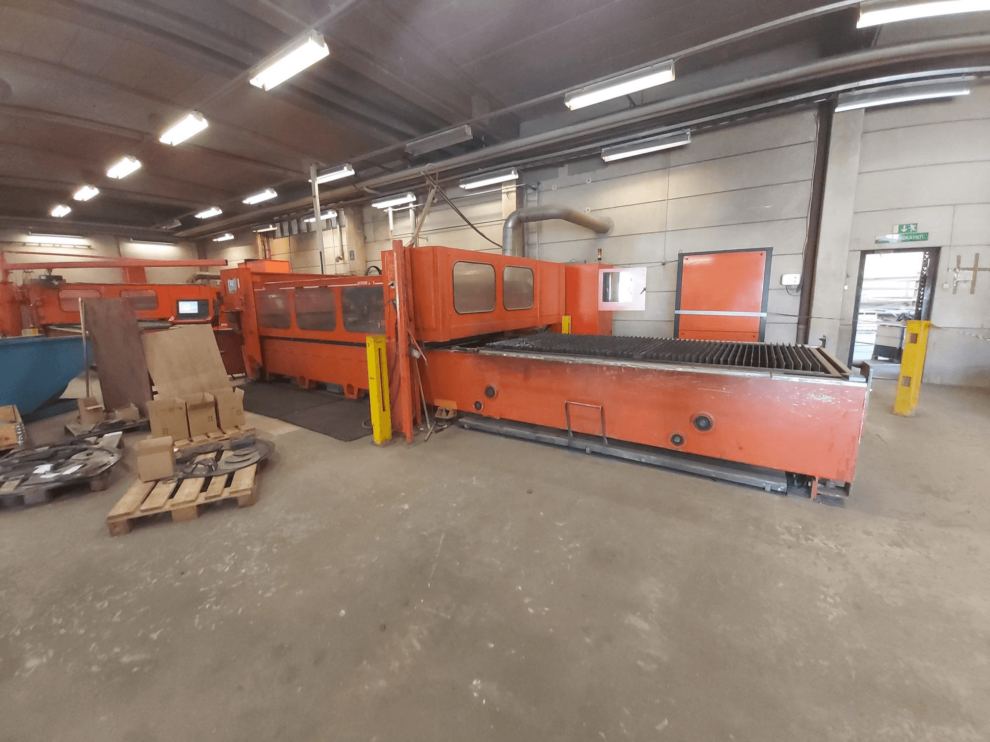 Widok z przodu maszyny Bystronic BTL 3015