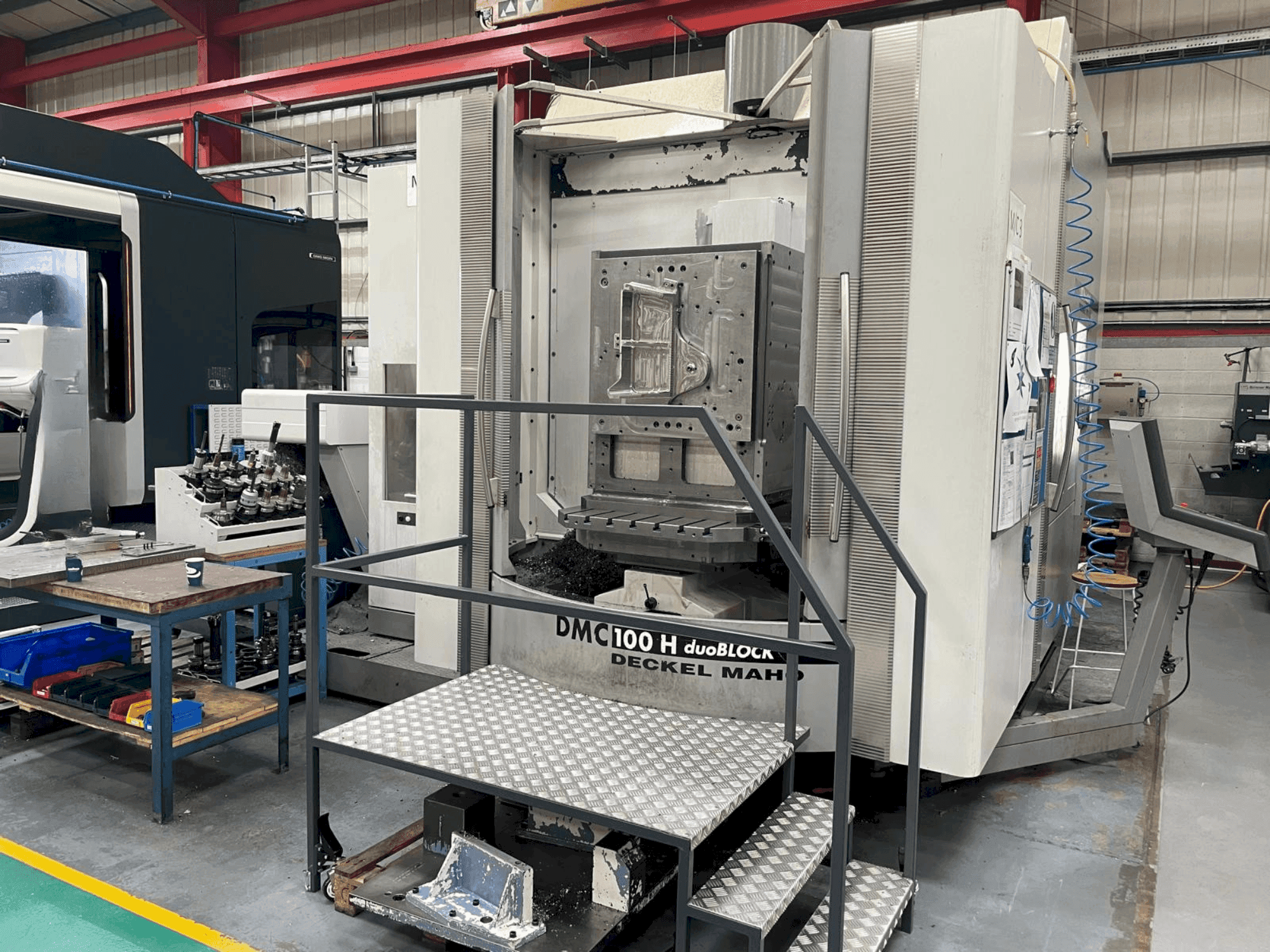 Widok z przodu maszyny DMG DECKEL MAHO DMC 100H duoBLOCK